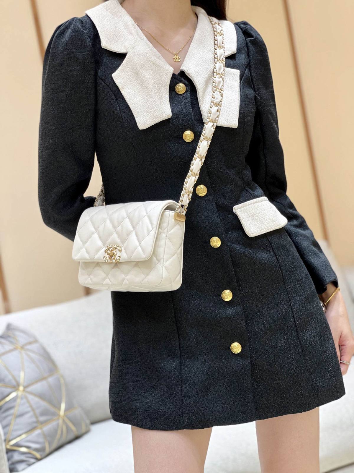 Ellebag’s Exquisite Replica: The White Lambskin Chanel Bag with Wide Shoulder Strap and Gold Hardware(2024 Dec Updated)-Best Quality Replica designer Bag factory in China