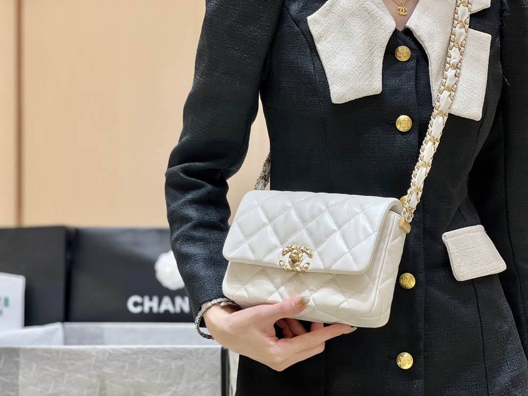 Ellebag’s Exquisite Replica: The White Lambskin Chanel Bag with Wide Shoulder Strap and Gold Hardware(2024 Dec Updated)-Best Quality Replica designer Bag factory in China