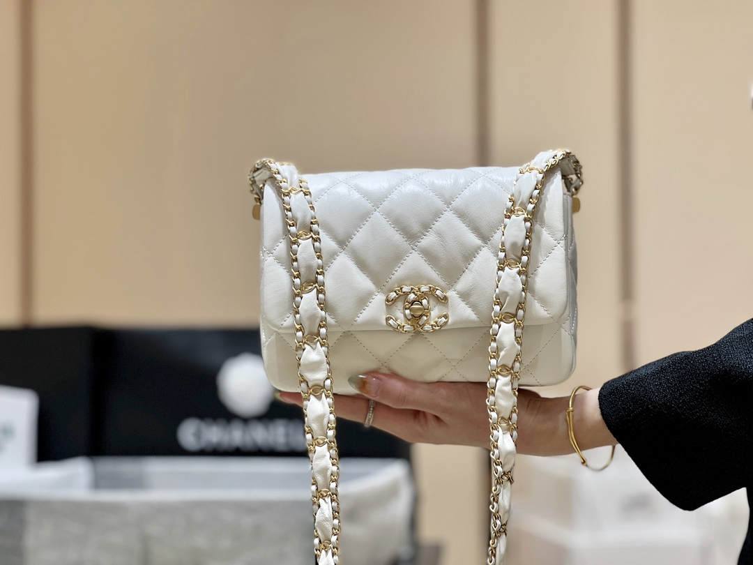 Ellebag’s Exquisite Replica: The White Lambskin Chanel Bag with Wide Shoulder Strap and Gold Hardware(2024 Dec Updated)-Best Quality Replica designer Bag factory in China