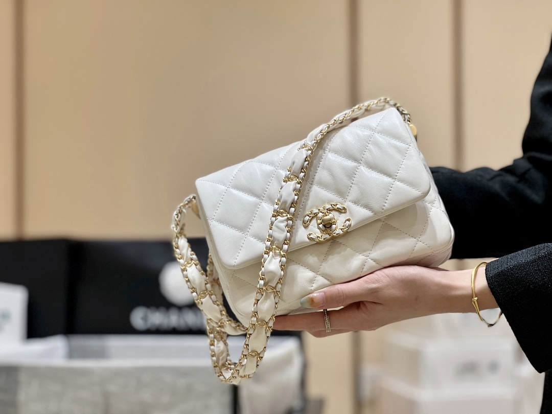 Ellebag’s Exquisite Replica: The White Lambskin Chanel Bag with Wide Shoulder Strap and Gold Hardware(2024 Dec Updated)-Best Quality Replica designer Bag factory in China