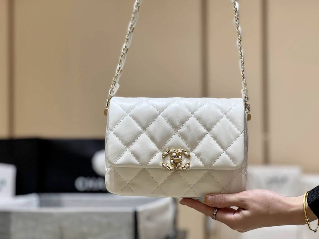 Ellebag’s Exquisite Replica: The White Lambskin Chanel Bag with Wide Shoulder Strap and Gold Hardware(2024 Dec Updated)-Best Quality Replica designer Bag factory in China