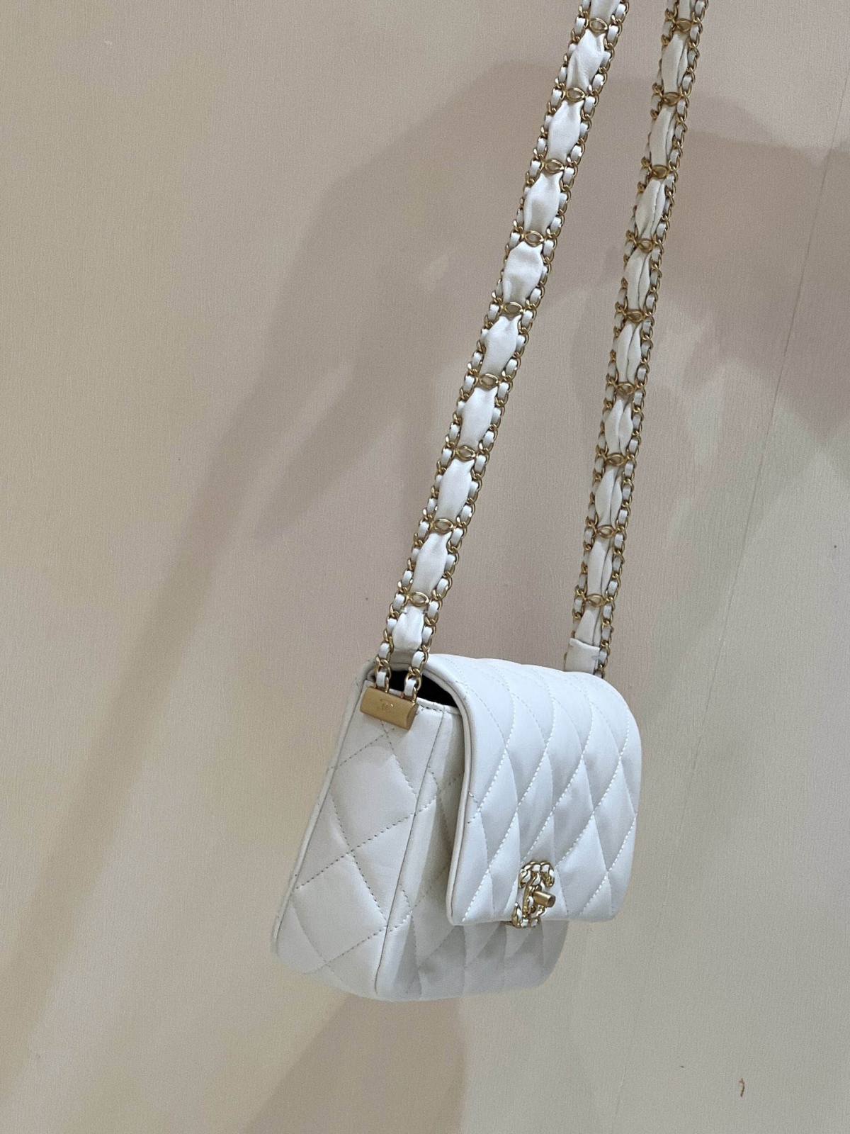 Ellebag’s Exquisite Replica: The White Lambskin Chanel Bag with Wide Shoulder Strap and Gold Hardware(2024 Dec Updated)-Best Quality Replica designer Bag factory in China