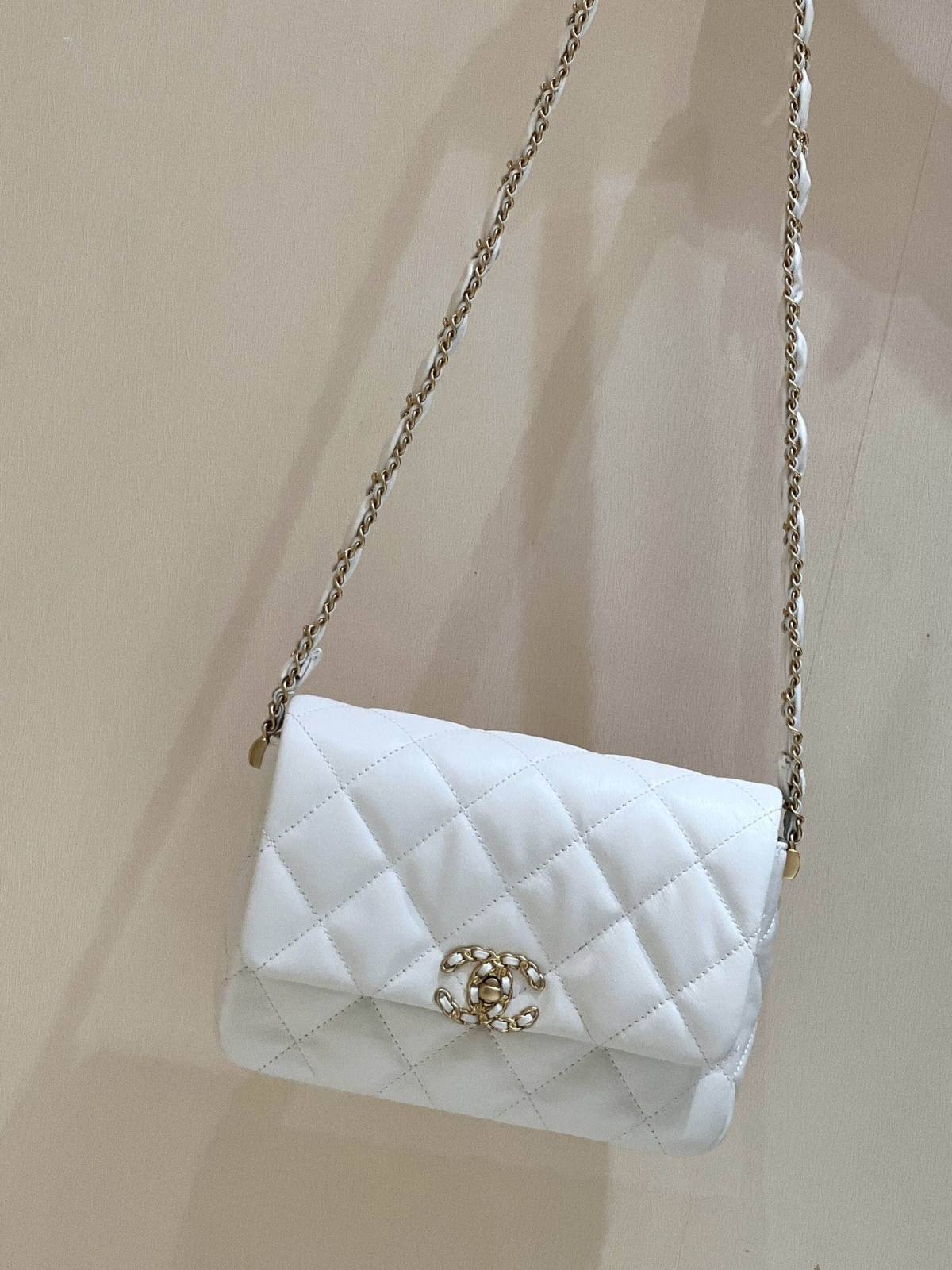 Ellebag’s Exquisite Replica: The White Lambskin Chanel Bag with Wide Shoulder Strap and Gold Hardware(2024 Dec Updated)-Best Quality Replica designer Bag factory in China