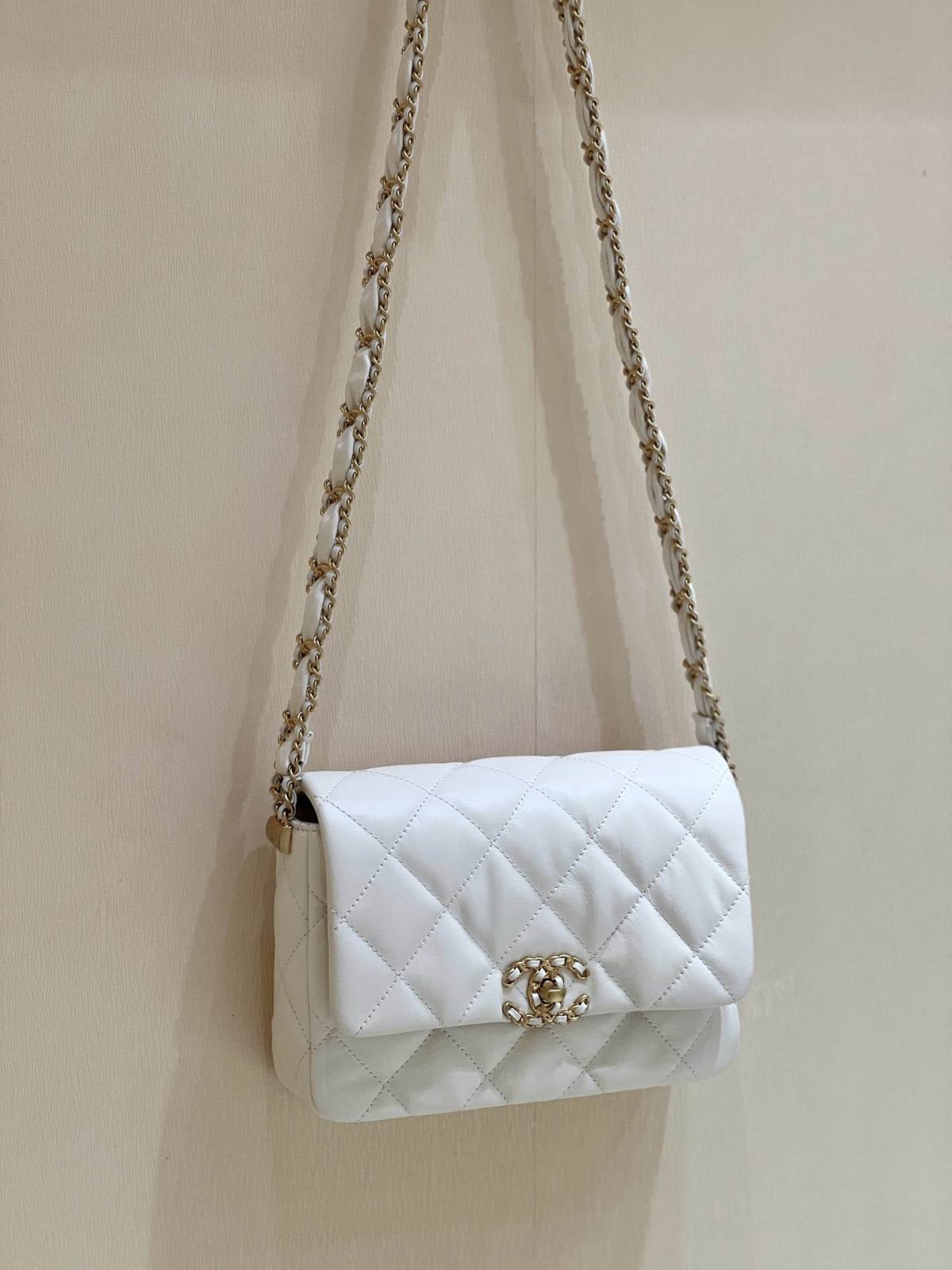 Ellebag’s Exquisite Replica: The White Lambskin Chanel Bag with Wide Shoulder Strap and Gold Hardware(2024 Dec Updated)-Best Quality Replica designer Bag factory in China