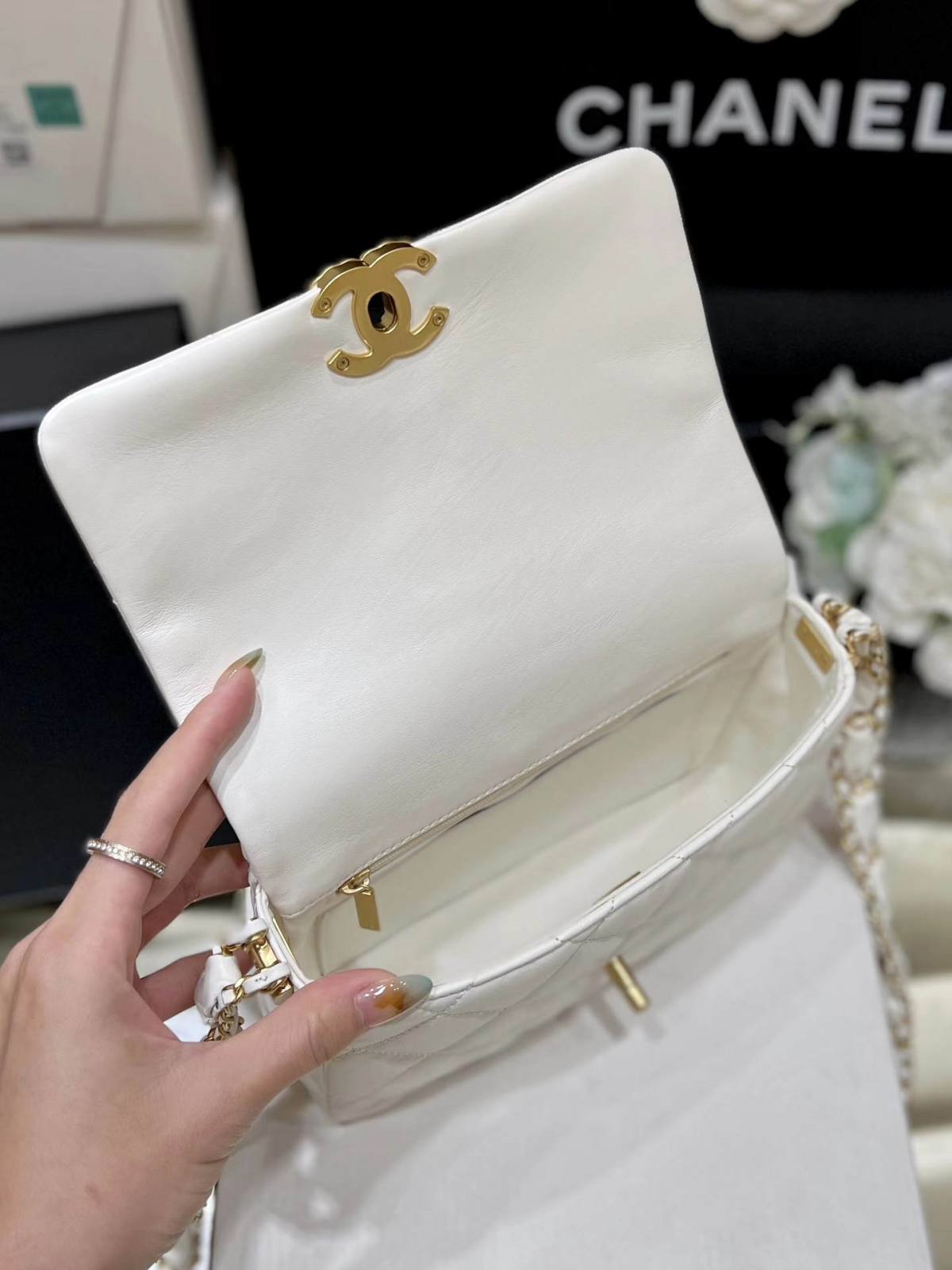 Ellebag’s Exquisite Replica: The White Lambskin Chanel Bag with Wide Shoulder Strap and Gold Hardware(2024 Dec Updated)-Best Quality Replica designer Bag factory in China