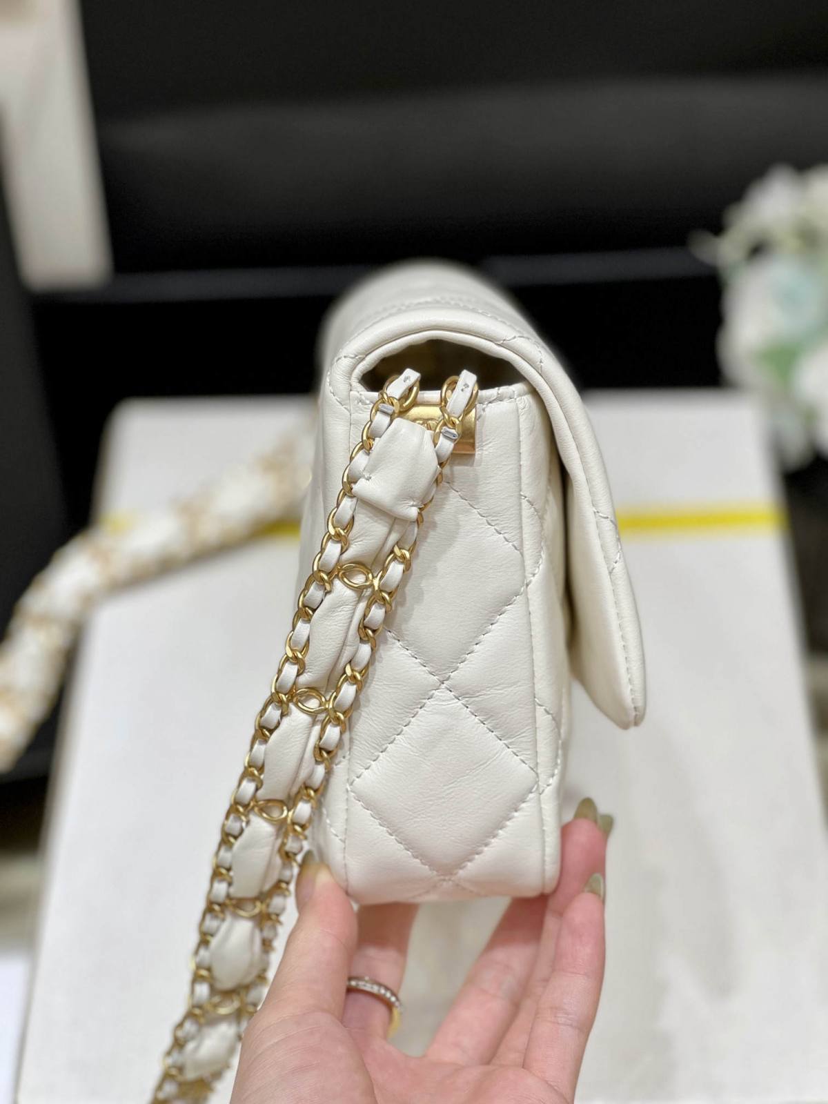 Ellebag’s Exquisite Replica: The White Lambskin Chanel Bag with Wide Shoulder Strap and Gold Hardware(2024 Dec Updated)-Best Quality Replica designer Bag factory in China