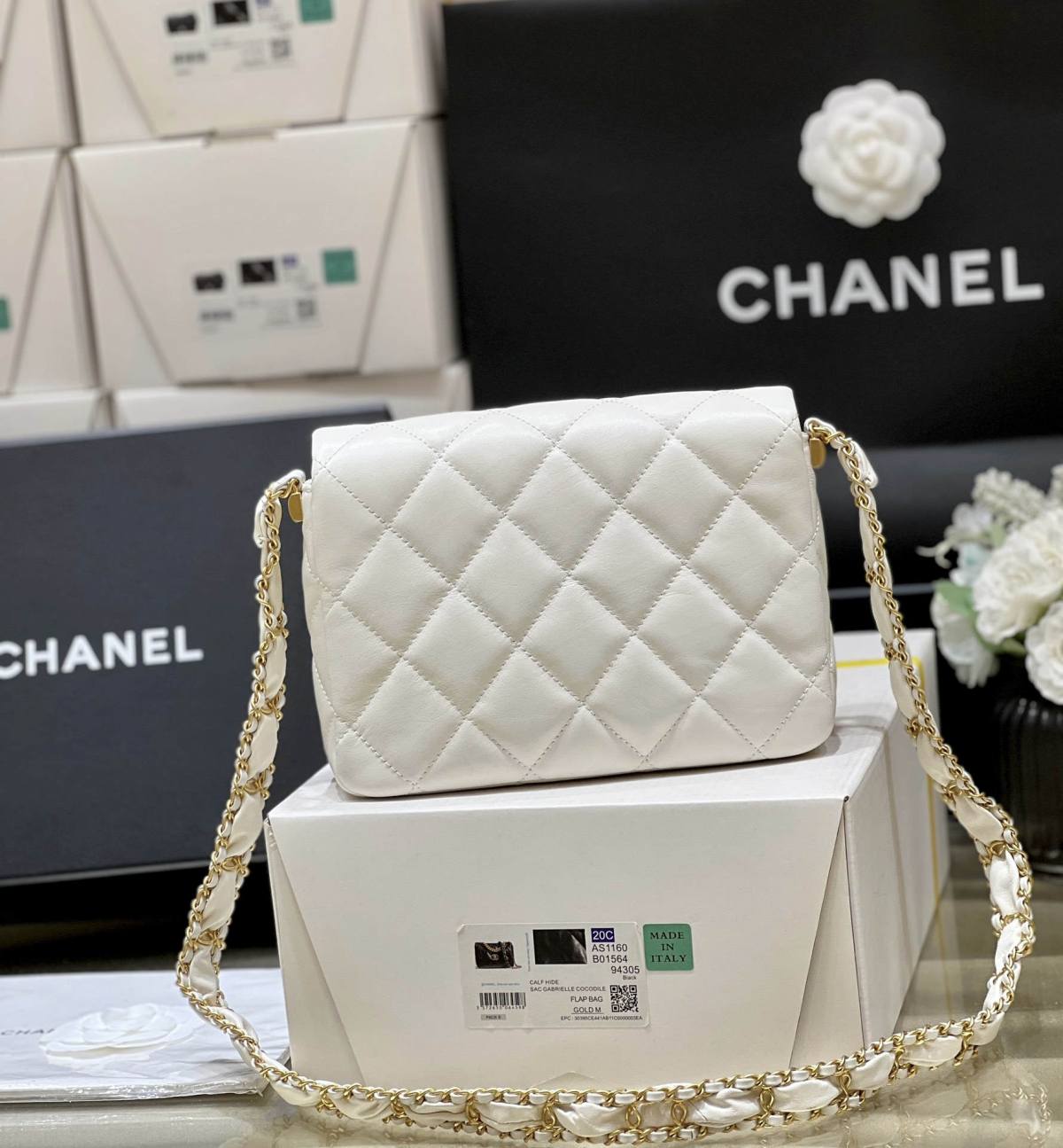 Ellebag’s Exquisite Replica: The White Lambskin Chanel Bag with Wide Shoulder Strap and Gold Hardware(2024 Dec Updated)-Best Quality Replica designer Bag factory in China