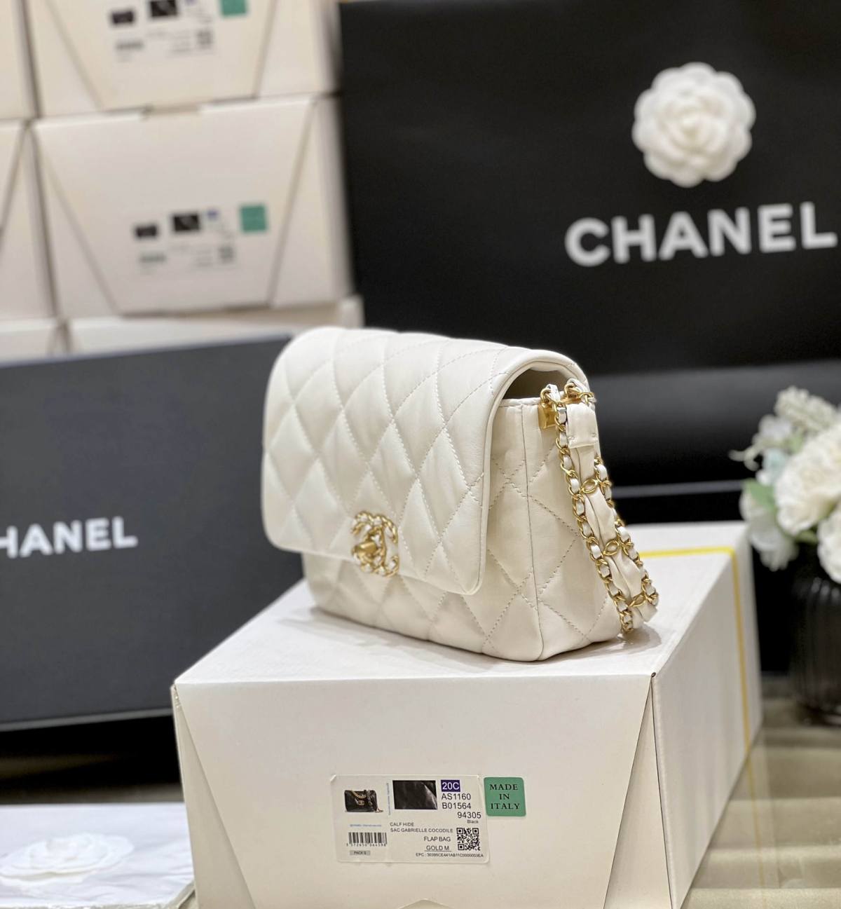 Ellebag’s Exquisite Replica: The White Lambskin Chanel Bag with Wide Shoulder Strap and Gold Hardware(2024 Dec Updated)-Best Quality Replica designer Bag factory in China