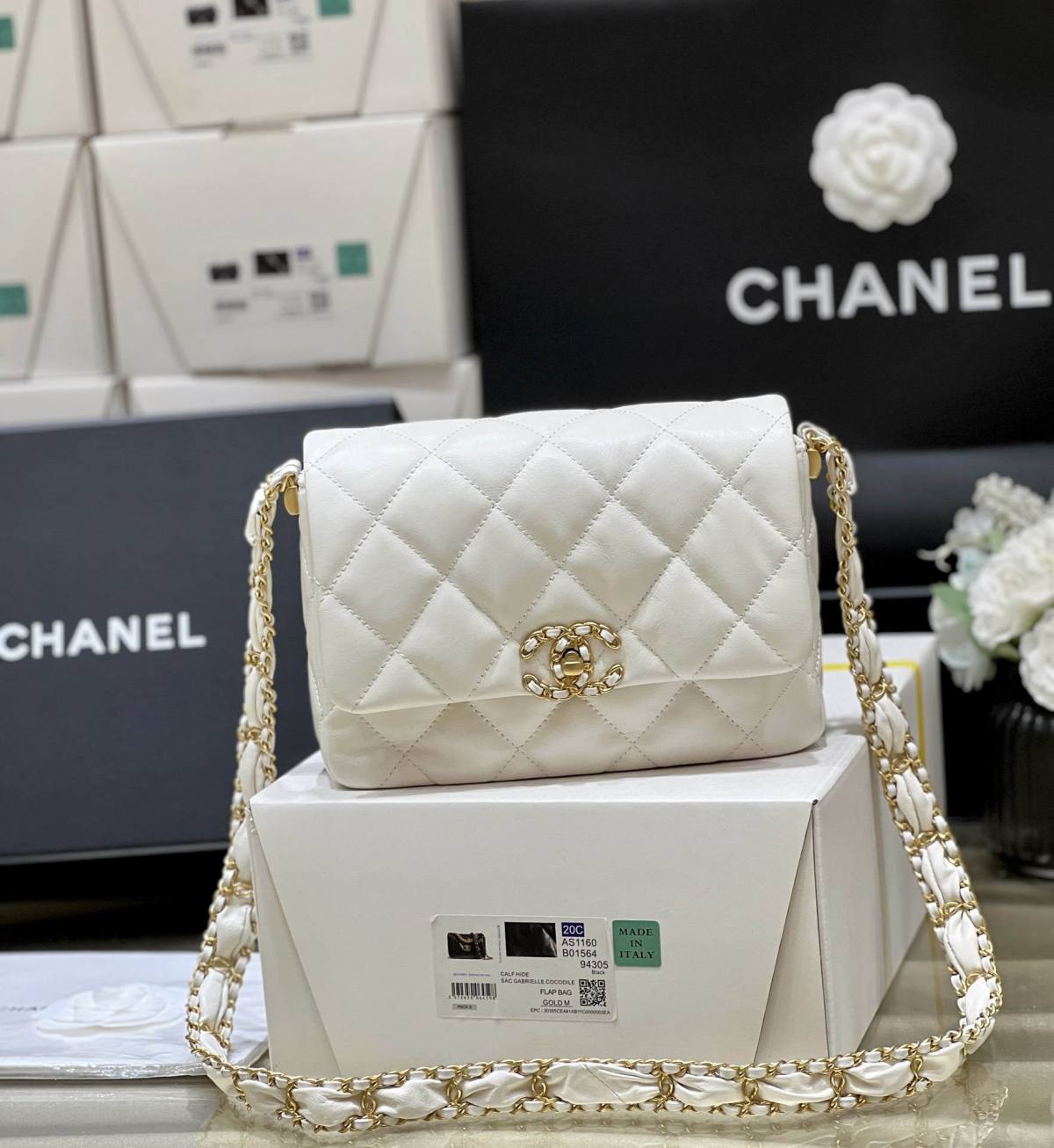 Ellebag’s Exquisite Replica: The White Lambskin Chanel Bag with Wide Shoulder Strap and Gold Hardware(2024 Dec Updated)-Best Quality Replica designer Bag factory in China