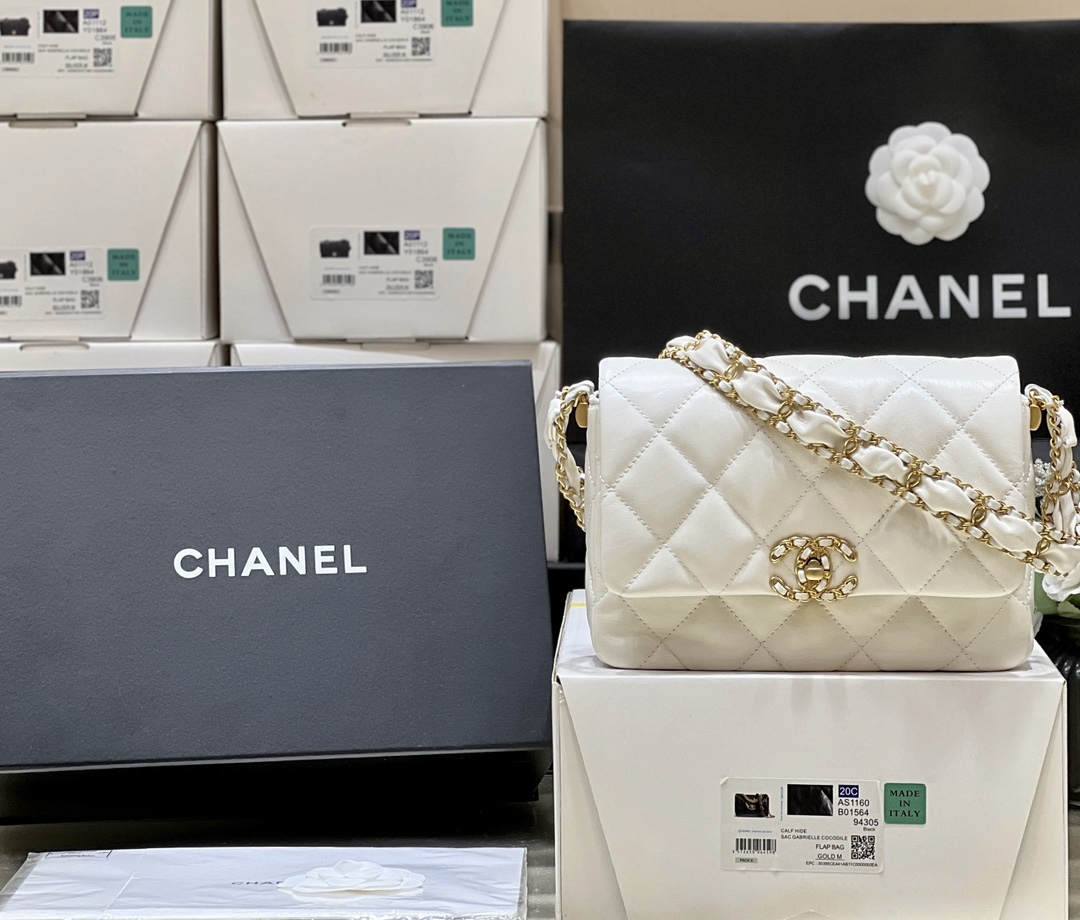 Ellebag’s Exquisite Replica: The White Lambskin Chanel Bag with Wide Shoulder Strap and Gold Hardware(2024 Dec Updated)-Best Quality Replica designer Bag factory in China