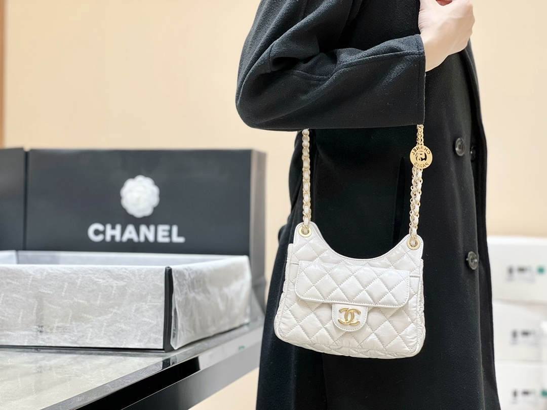 Ellebag’s Exquisite Replica: The White Lambskin Chanel Small Hobo Bag with Gold Hardware(2024 Dec Updated)-Best Quality Replica designer Bag factory in China