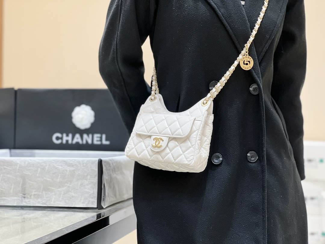 Ellebag’s Exquisite Replica: The White Lambskin Chanel Small Hobo Bag with Gold Hardware(2024 Dec Updated)-Best Quality Replica designer Bag factory in China