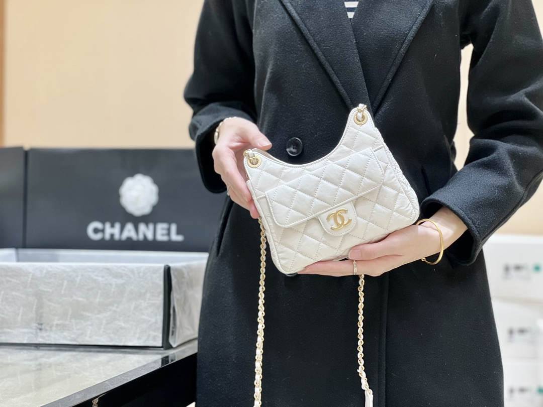 Ellebag’s Exquisite Replica: The White Lambskin Chanel Small Hobo Bag with Gold Hardware(2024 Dec Updated)-Best Quality Replica designer Bag factory in China