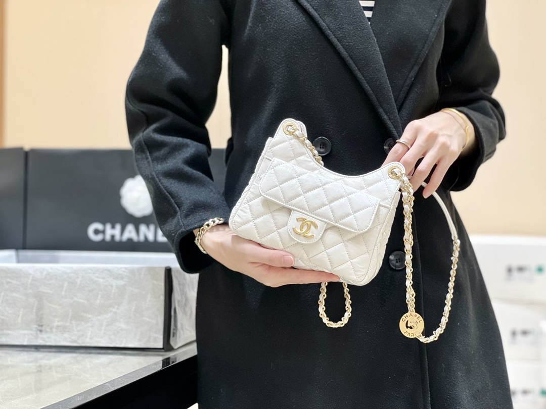 Ellebag’s Exquisite Replica: The White Lambskin Chanel Small Hobo Bag with Gold Hardware(2024 Dec Updated)-Best Quality Replica designer Bag factory in China