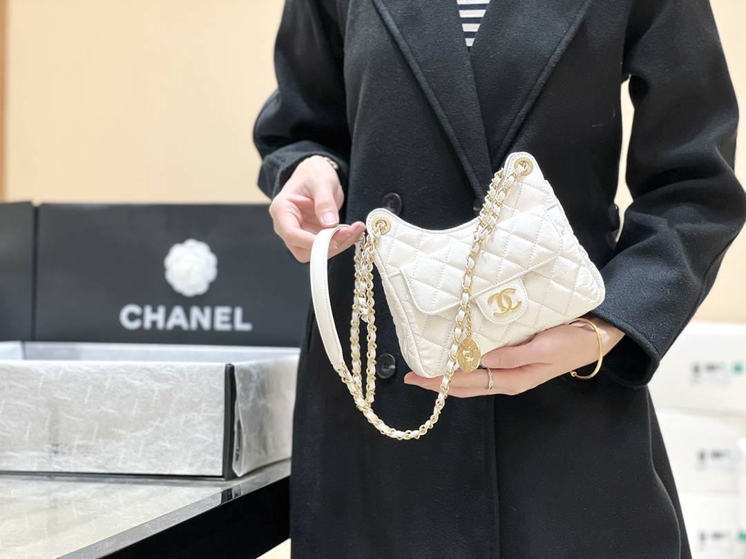 Ellebag’s Exquisite Replica: The White Lambskin Chanel Small Hobo Bag with Gold Hardware(2024 Dec Updated)-Best Quality Replica designer Bag factory in China