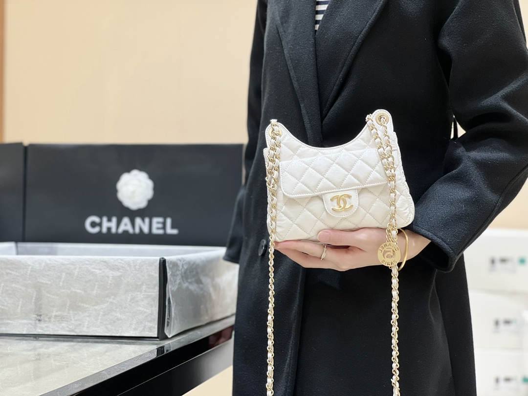 Ellebag’s Exquisite Replica: The White Lambskin Chanel Small Hobo Bag with Gold Hardware(2024 Dec Updated)-Best Quality Replica designer Bag factory in China