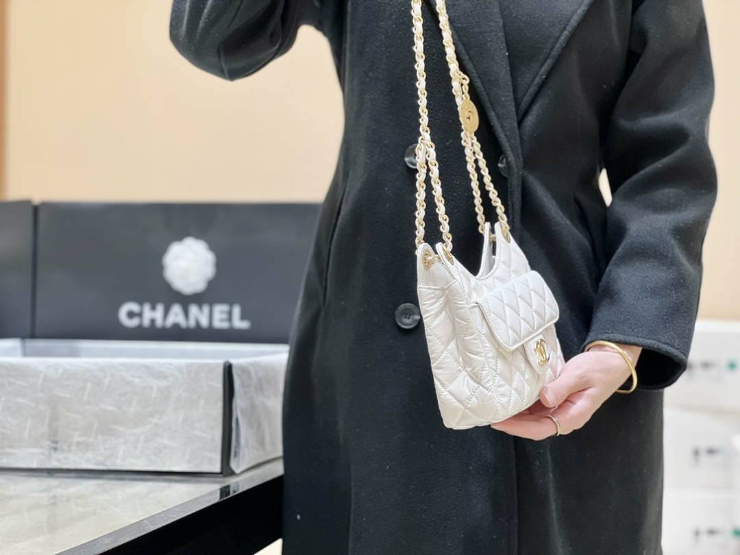 Ellebag’s Exquisite Replica: The White Lambskin Chanel Small Hobo Bag with Gold Hardware(2024 Dec Updated)-Best Quality Replica designer Bag factory in China