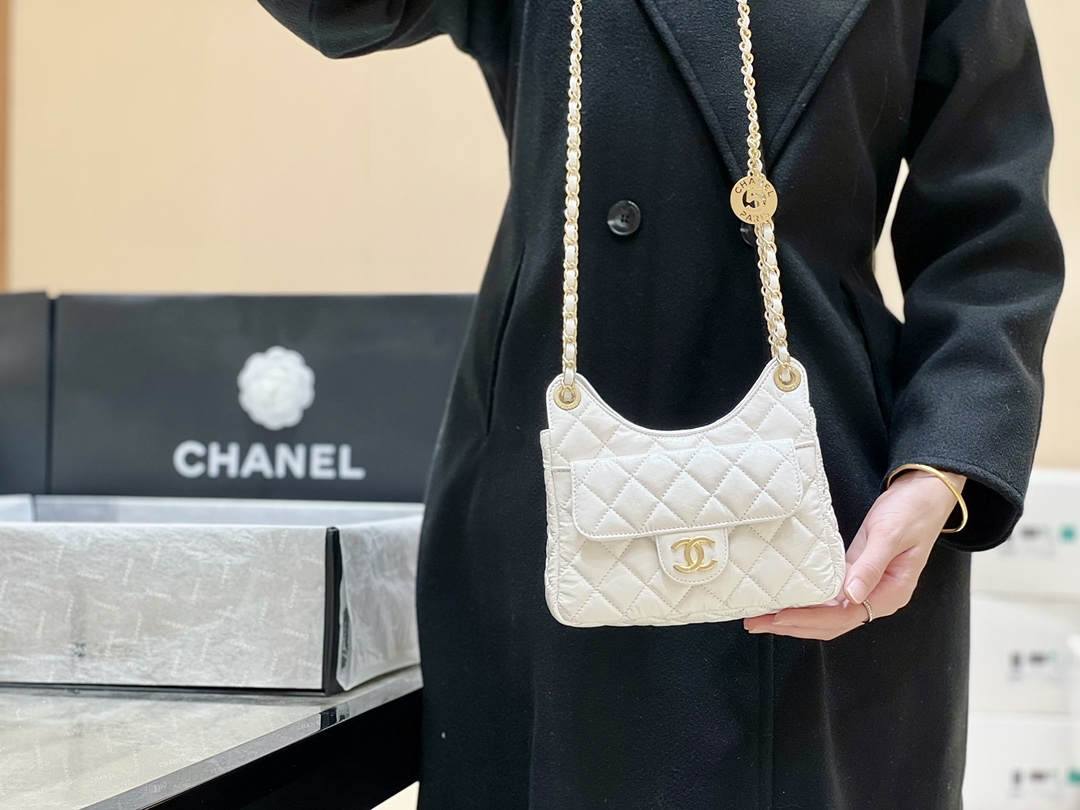 Ellebag’s Exquisite Replica: The White Lambskin Chanel Small Hobo Bag with Gold Hardware(2024 Dec Updated)-Best Quality Replica designer Bag factory in China