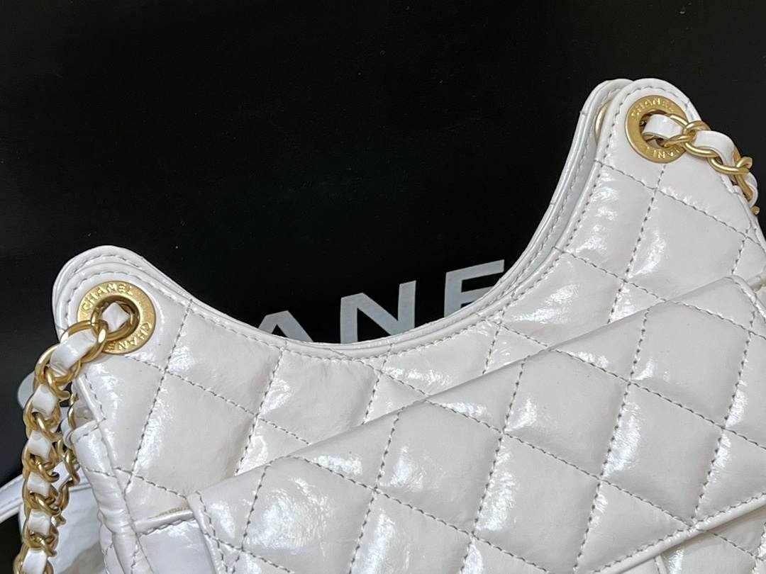 Ellebag’s Exquisite Replica: The White Lambskin Chanel Small Hobo Bag with Gold Hardware(2024 Dec Updated)-Best Quality Replica designer Bag factory in China