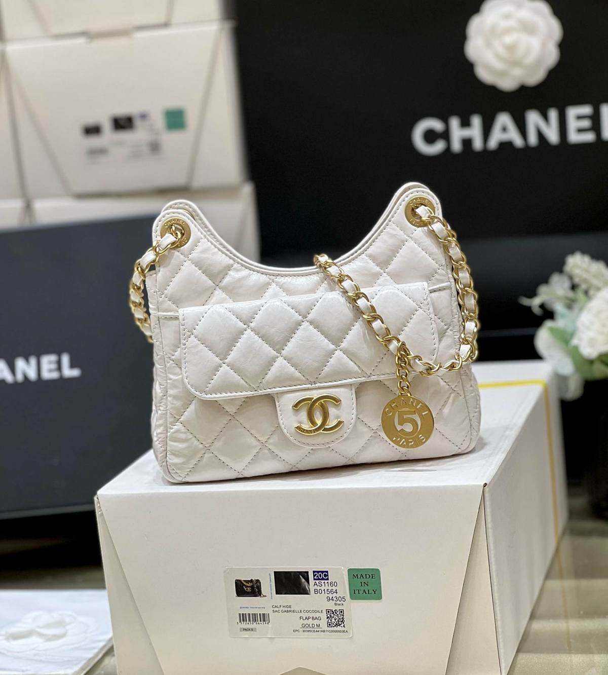 Ellebag’s Exquisite Replica: The White Lambskin Chanel Small Hobo Bag with Gold Hardware(2024 Dec Updated)-Best Quality Replica designer Bag factory in China