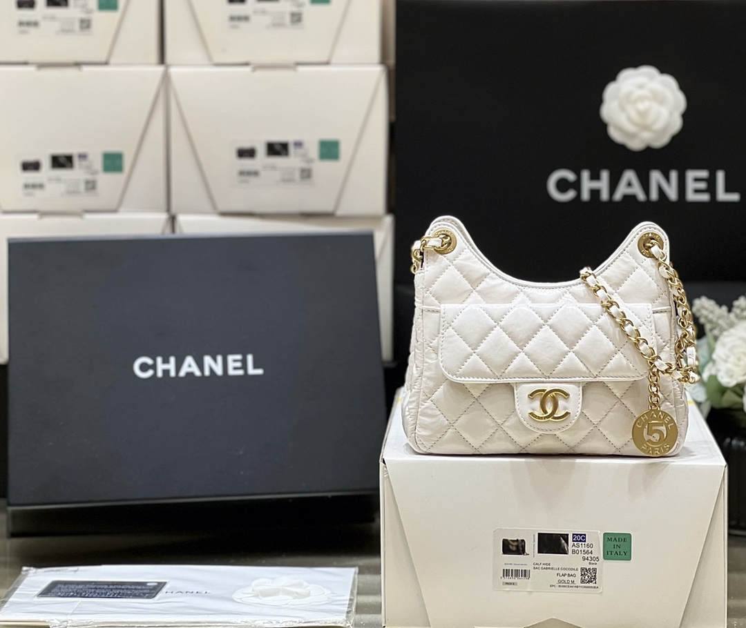 Ellebag’s Exquisite Replica: The White Lambskin Chanel Small Hobo Bag with Gold Hardware(2024 Dec Updated)-Best Quality Replica designer Bag factory in China