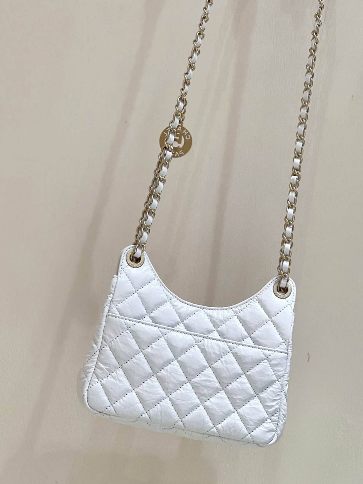 Ellebag’s Exquisite Replica: The White Lambskin Chanel Small Hobo Bag with Gold Hardware(2024 Dec Updated)-Best Quality Replica designer Bag factory in China