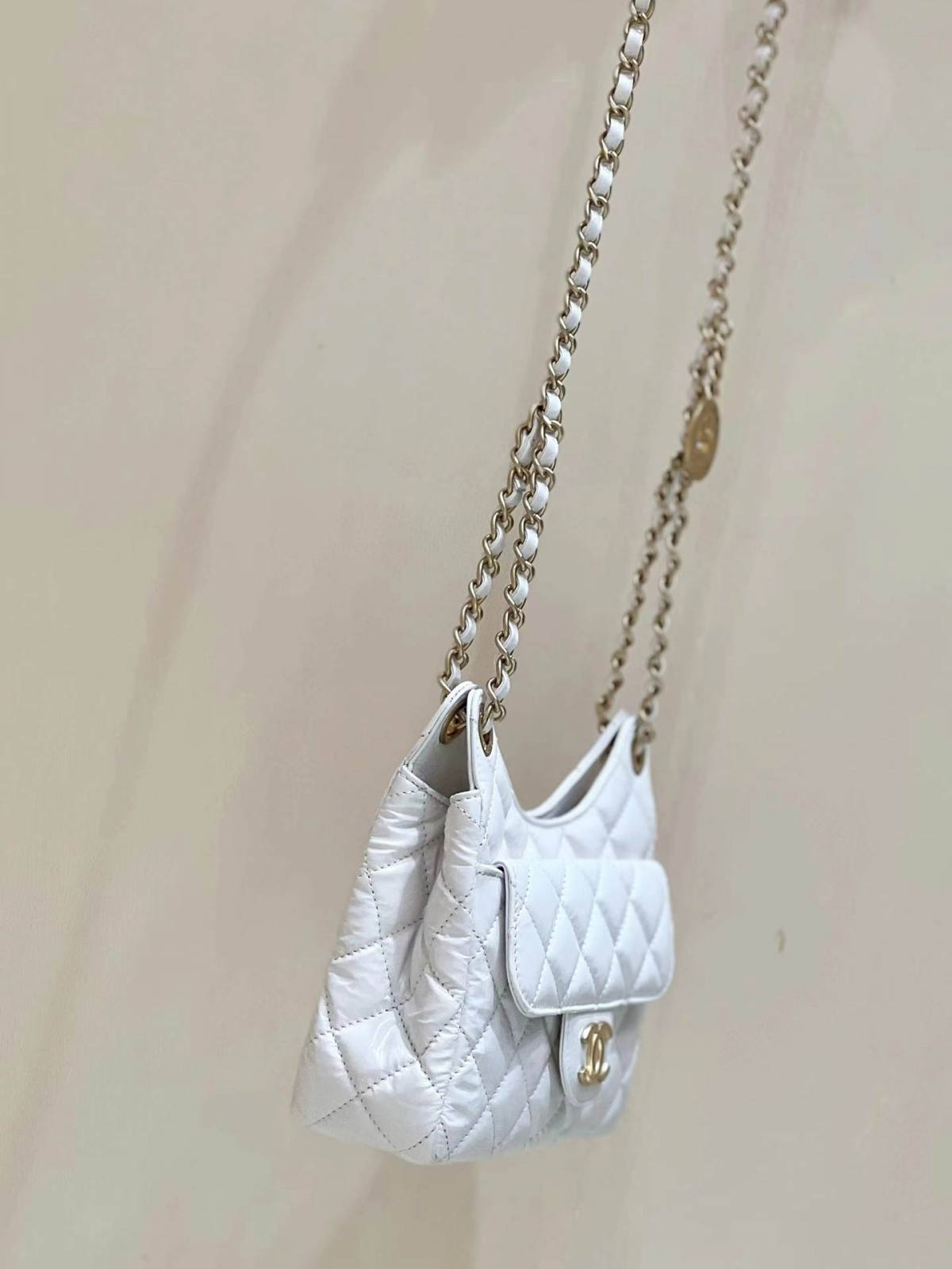 Ellebag’s Exquisite Replica: The White Lambskin Chanel Small Hobo Bag with Gold Hardware(2024 Dec Updated)-Best Quality Replica designer Bag factory in China