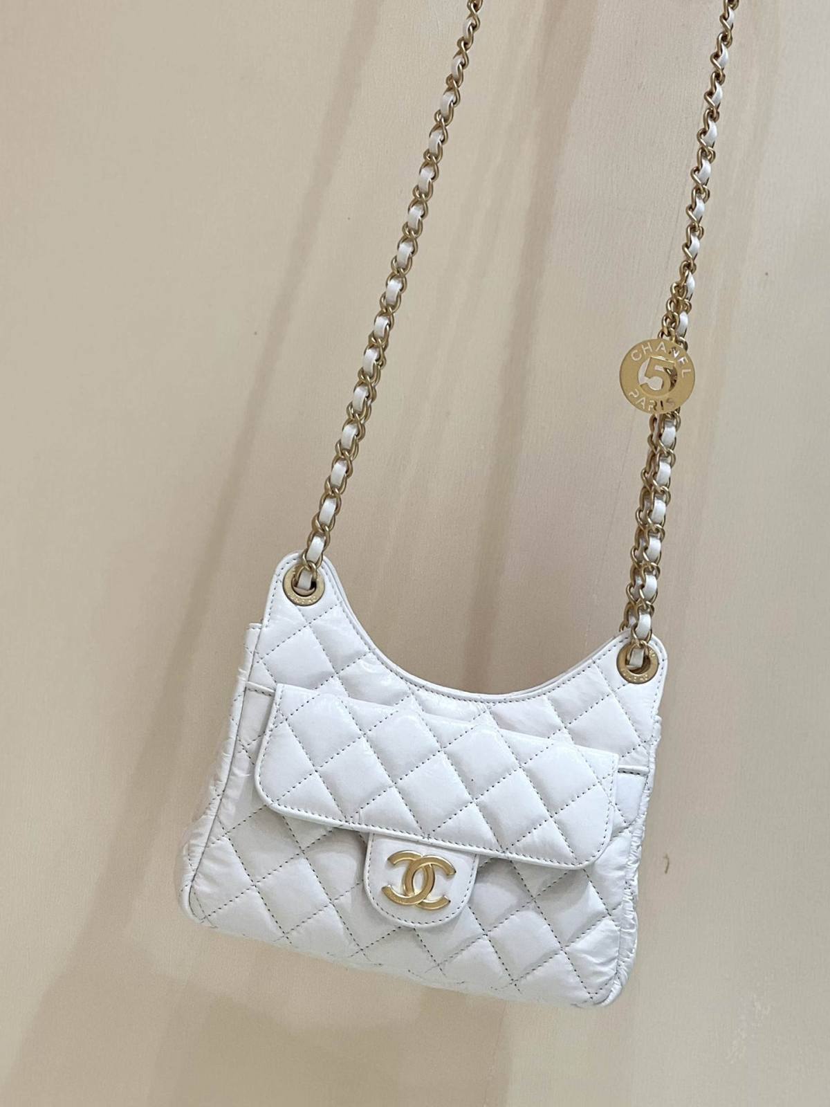 Ellebag’s Exquisite Replica: The White Lambskin Chanel Small Hobo Bag with Gold Hardware(2024 Dec Updated)-Best Quality Replica designer Bag factory in China