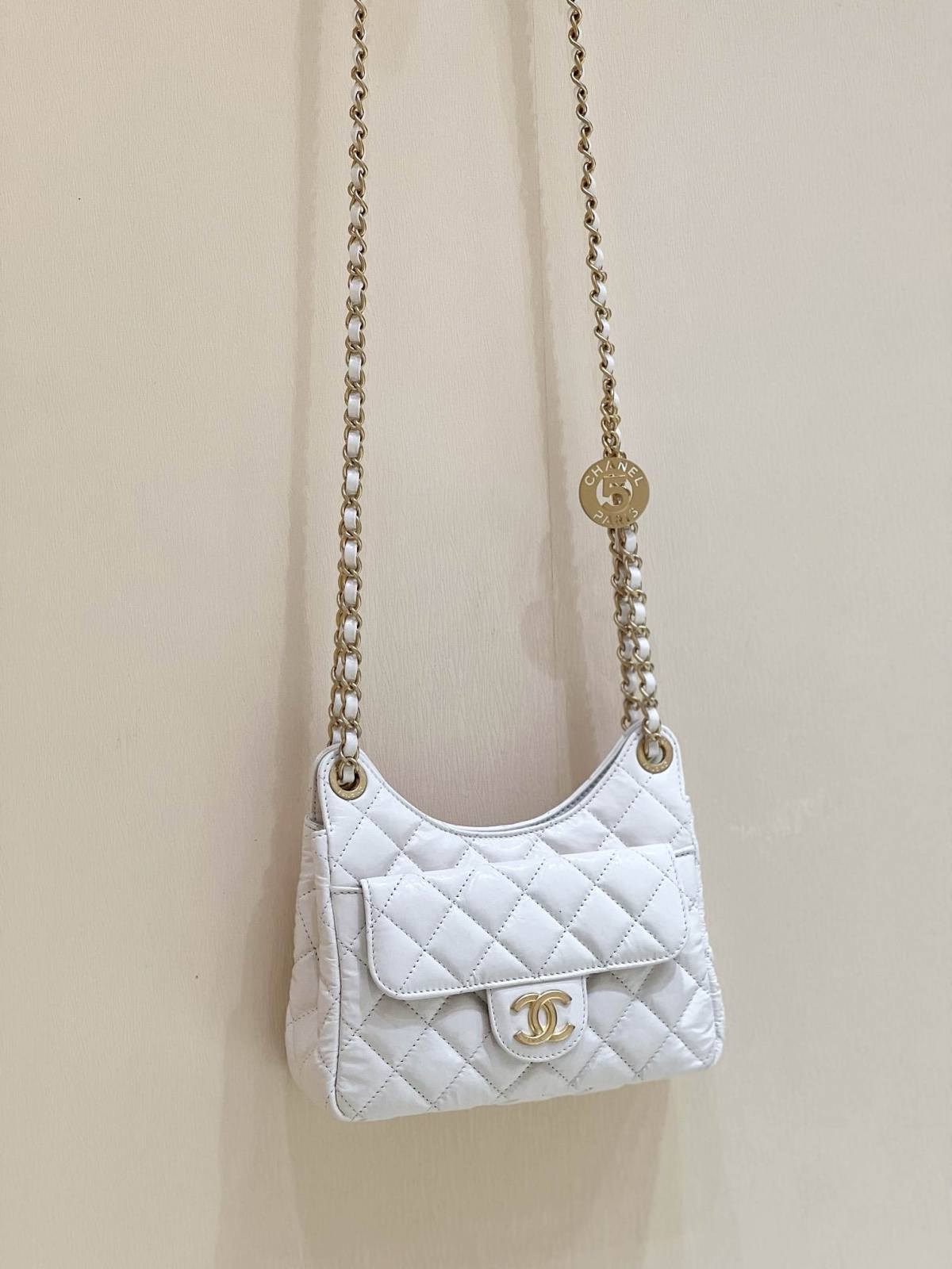 Ellebag’s Exquisite Replica: The White Lambskin Chanel Small Hobo Bag with Gold Hardware(2024 Dec Updated)-Best Quality Replica designer Bag factory in China