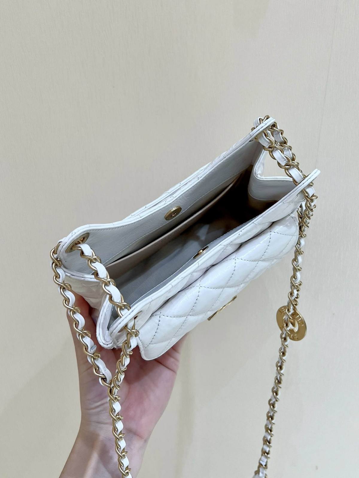 Ellebag’s Exquisite Replica: The White Lambskin Chanel Small Hobo Bag with Gold Hardware(2024 Dec Updated)-Best Quality Replica designer Bag factory in China