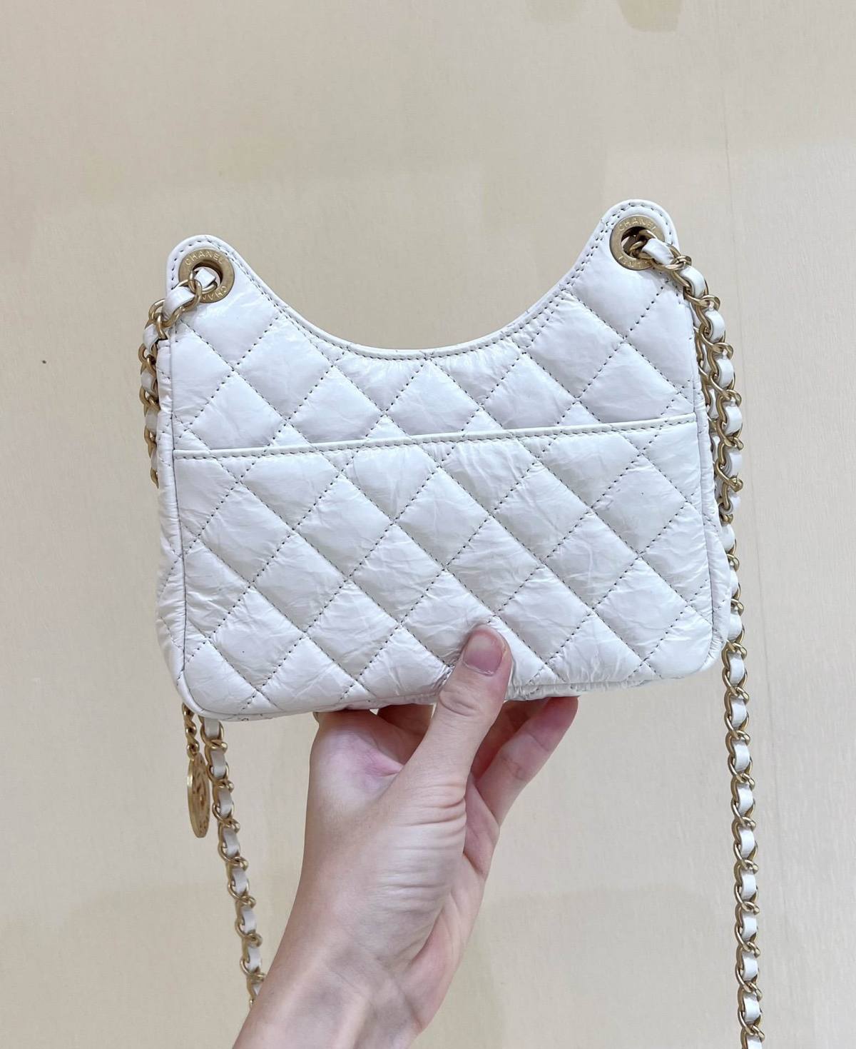 Ellebag’s Exquisite Replica: The White Lambskin Chanel Small Hobo Bag with Gold Hardware(2024 Dec Updated)-Best Quality Replica designer Bag factory in China