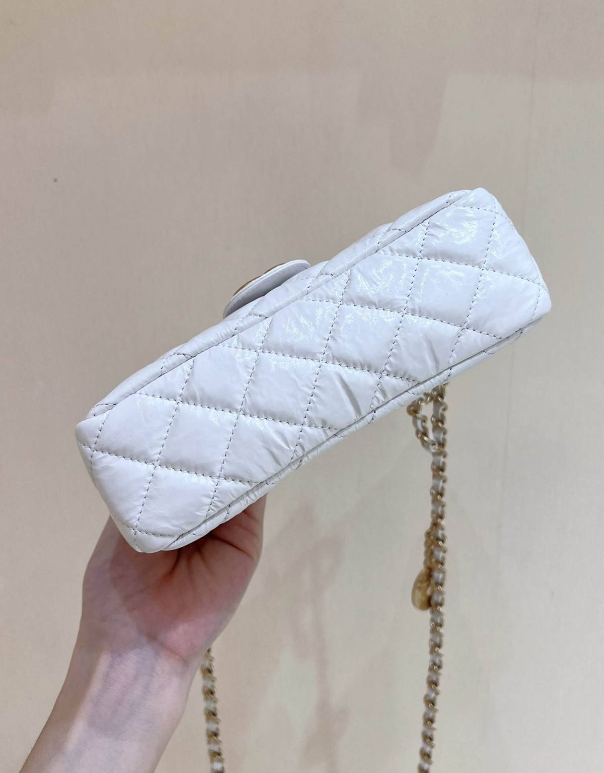 Ellebag’s Exquisite Replica: The White Lambskin Chanel Small Hobo Bag with Gold Hardware(2024 Dec Updated)-Best Quality Replica designer Bag factory in China