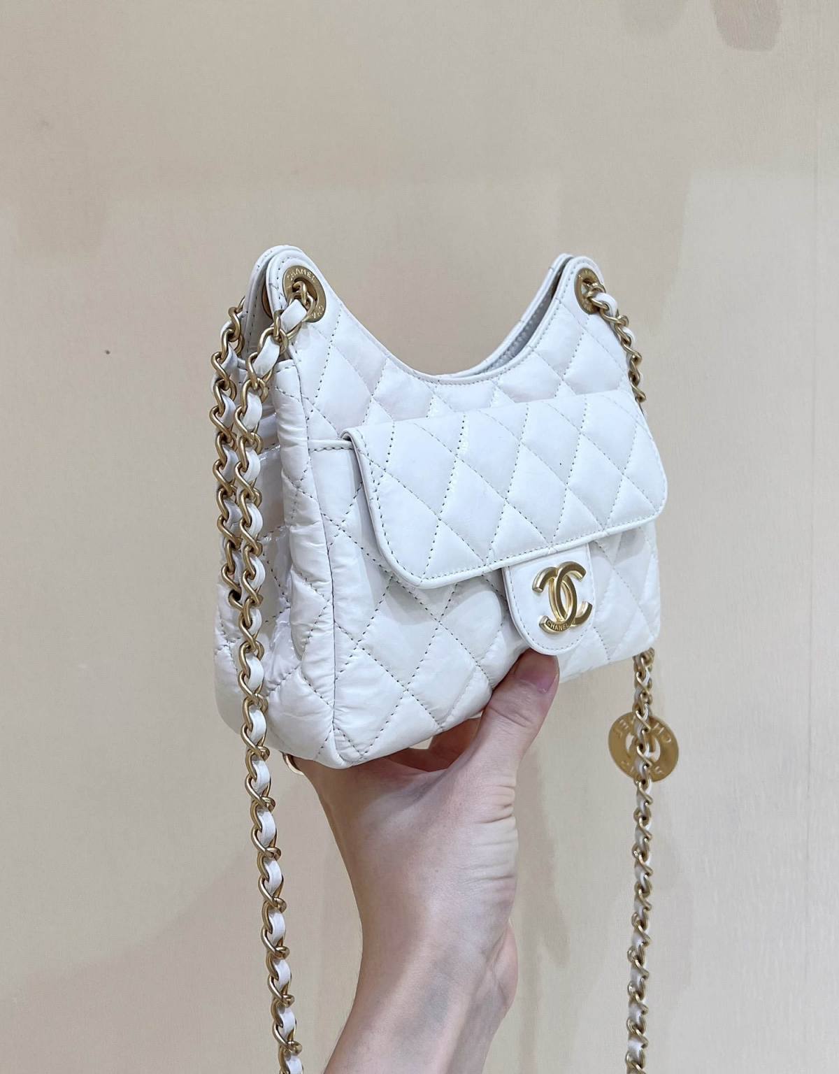 Ellebag’s Exquisite Replica: The White Lambskin Chanel Small Hobo Bag with Gold Hardware(2024 Dec Updated)-Best Quality Replica designer Bag factory in China