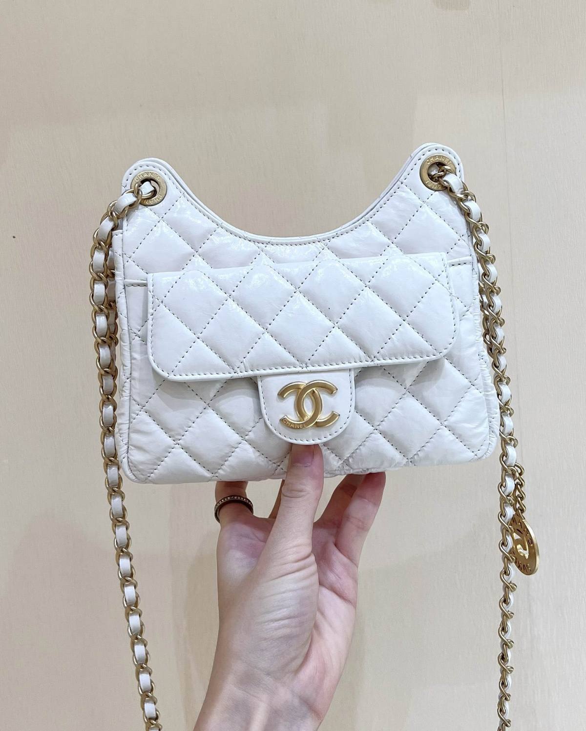 Ellebag’s Exquisite Replica: The White Lambskin Chanel Small Hobo Bag with Gold Hardware(2024 Dec Updated)-Best Quality Replica designer Bag factory in China