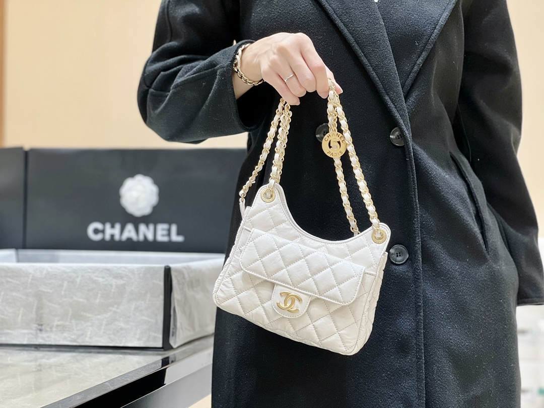 Ellebag’s Exquisite Replica: The White Lambskin Chanel Small Hobo Bag with Gold Hardware(2024 Dec Updated)-Best Quality Replica designer Bag factory in China