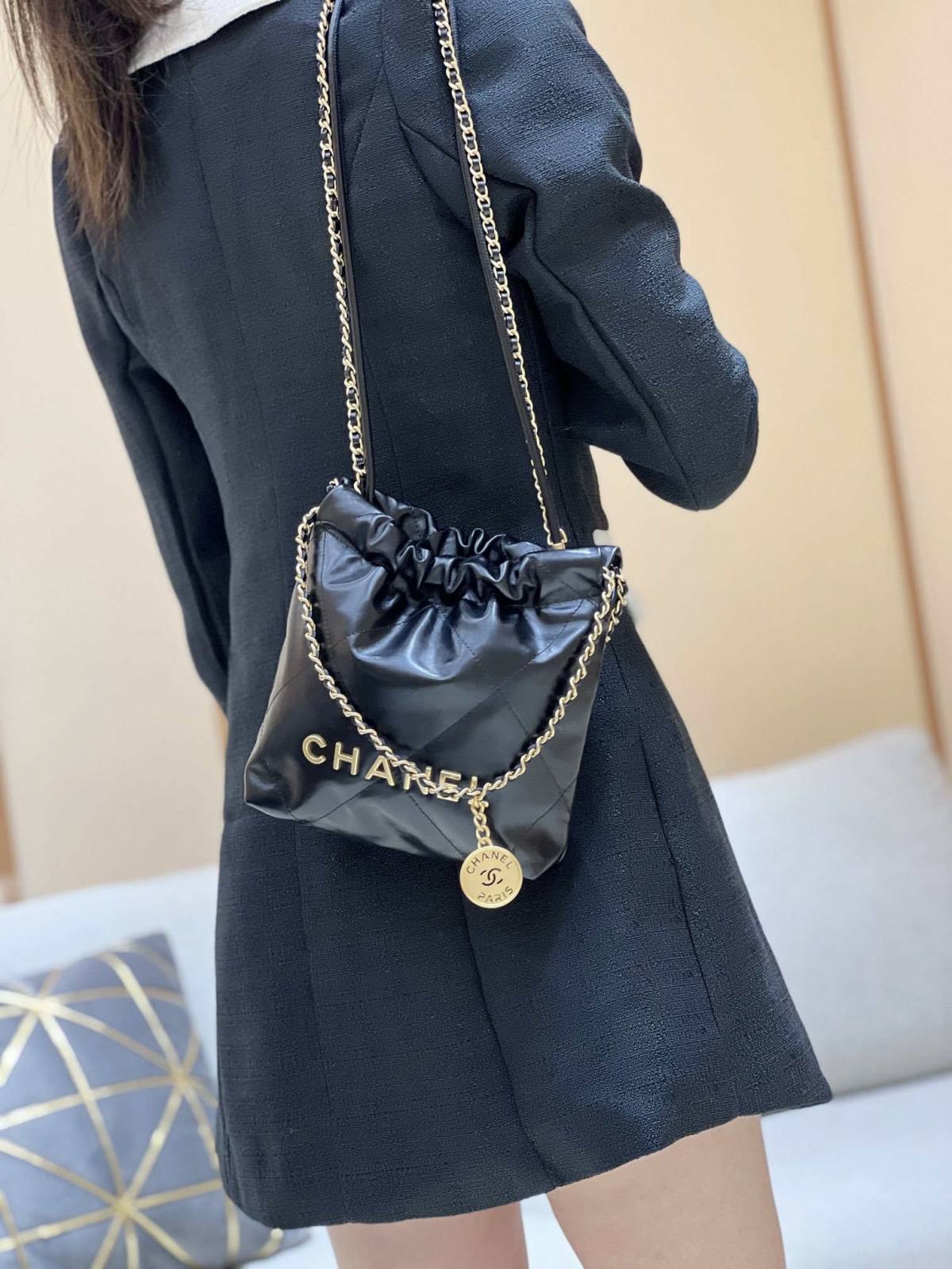 Ellebag’s Masterful Recreation of the Chanel 22 Mini Bag in Black Lambskin with Gold Hardware(2024 Dec Updated)-Best Quality Replica designer Bag factory in China