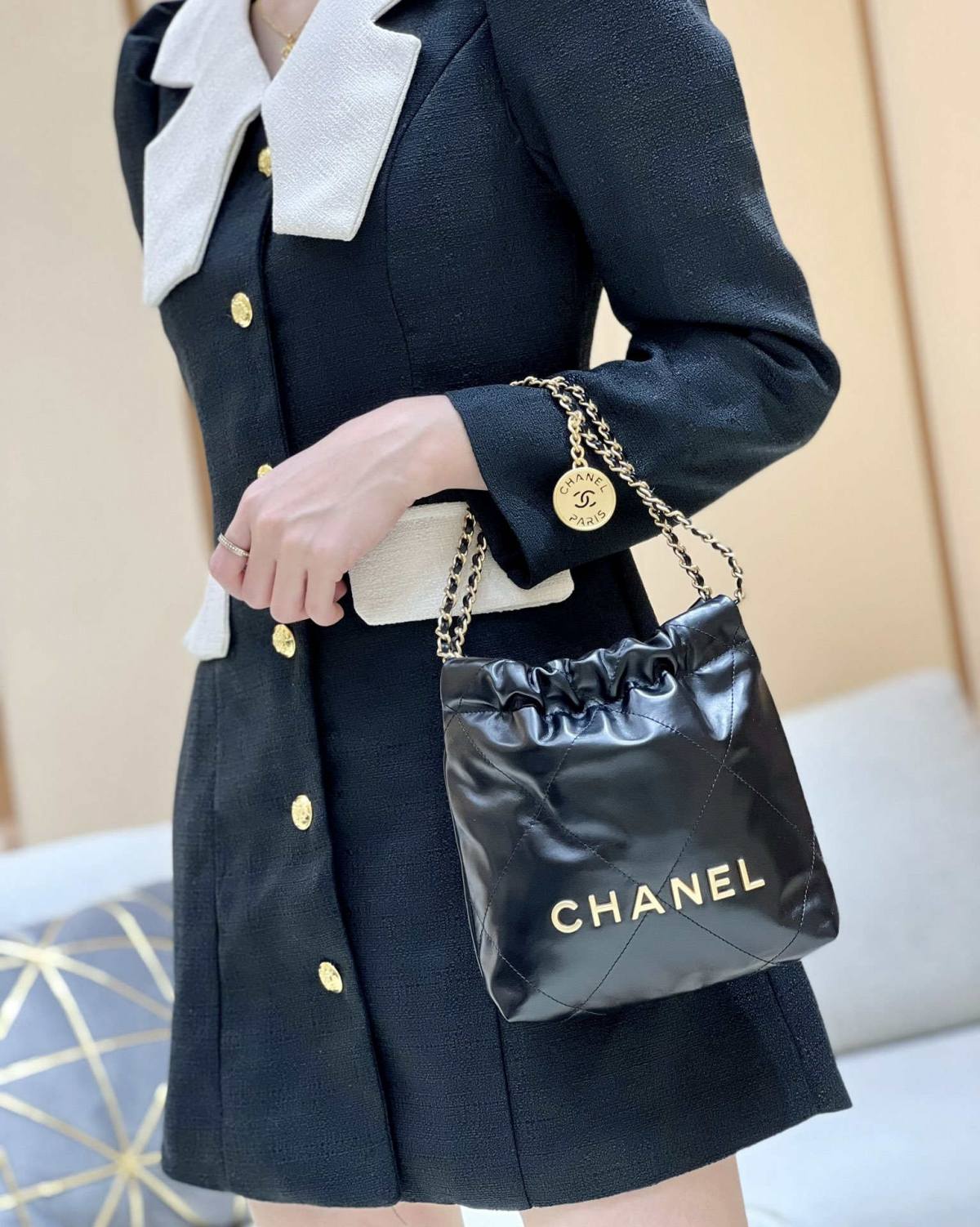 Ellebag’s Masterful Recreation of the Chanel 22 Mini Bag in Black Lambskin with Gold Hardware(2024 Dec Updated)-Best Quality Replica designer Bag factory in China