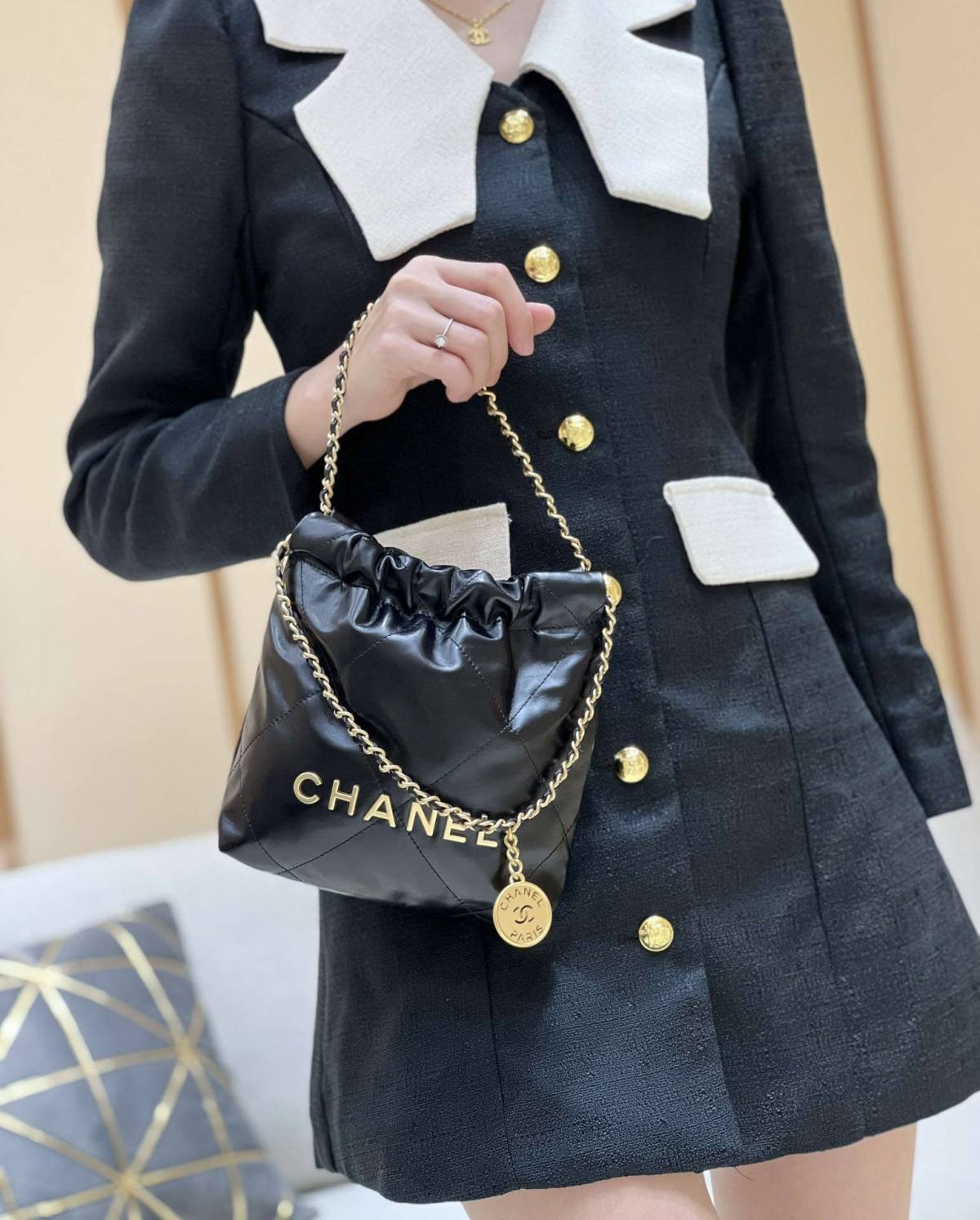 Ellebag’s Masterful Recreation of the Chanel 22 Mini Bag in Black Lambskin with Gold Hardware(2024 Dec Updated)-Best Quality Replica designer Bag factory in China