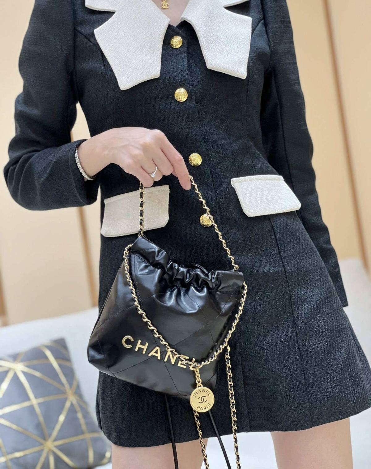 Ellebag’s Masterful Recreation of the Chanel 22 Mini Bag in Black Lambskin with Gold Hardware(2024 Dec Updated)-Best Quality Replica designer Bag factory in China