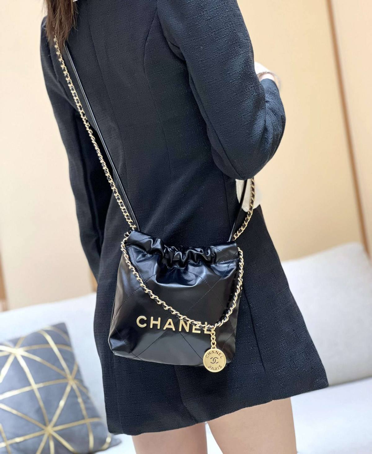 Ellebag’s Masterful Recreation of the Chanel 22 Mini Bag in Black Lambskin with Gold Hardware(2024 Dec Updated)-Best Quality Replica designer Bag factory in China