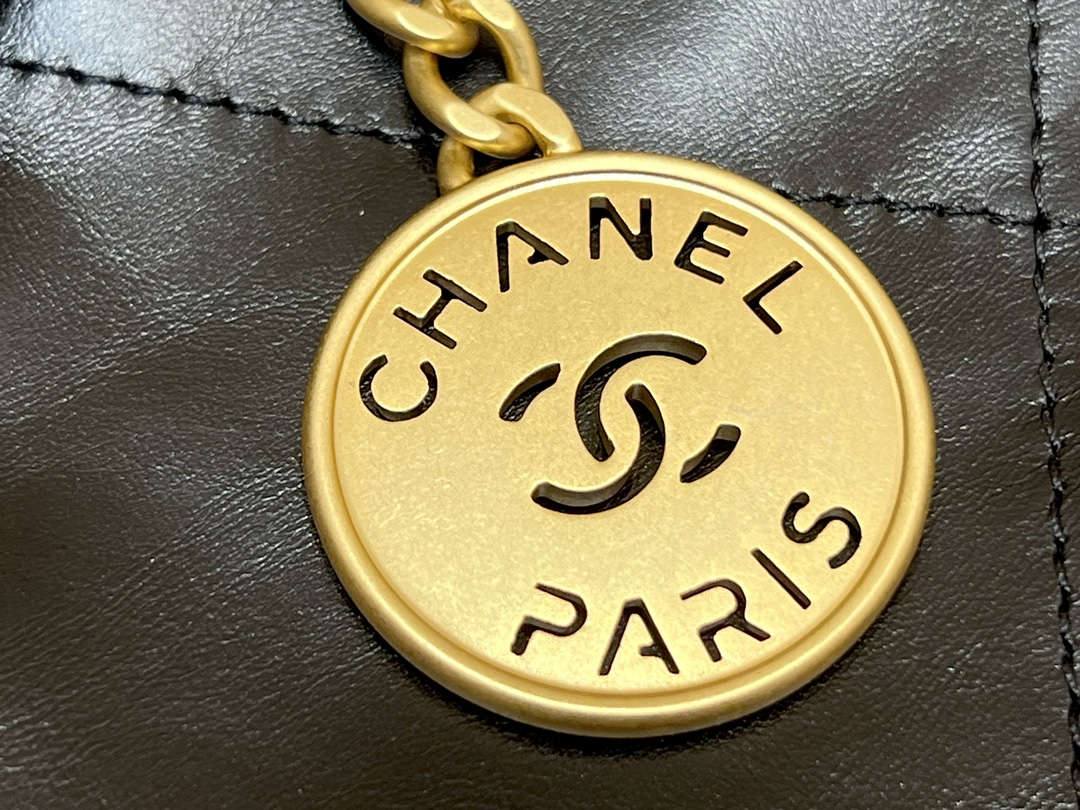 Ellebag’s Masterful Recreation of the Chanel 22 Mini Bag in Black Lambskin with Gold Hardware(2024 Dec Updated)-Best Quality Replica designer Bag factory in China