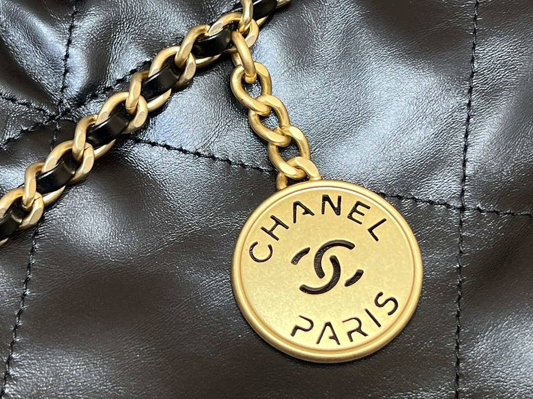 Ellebag’s Masterful Recreation of the Chanel 22 Mini Bag in Black Lambskin with Gold Hardware(2024 Dec Updated)-Best Quality Replica designer Bag factory in China