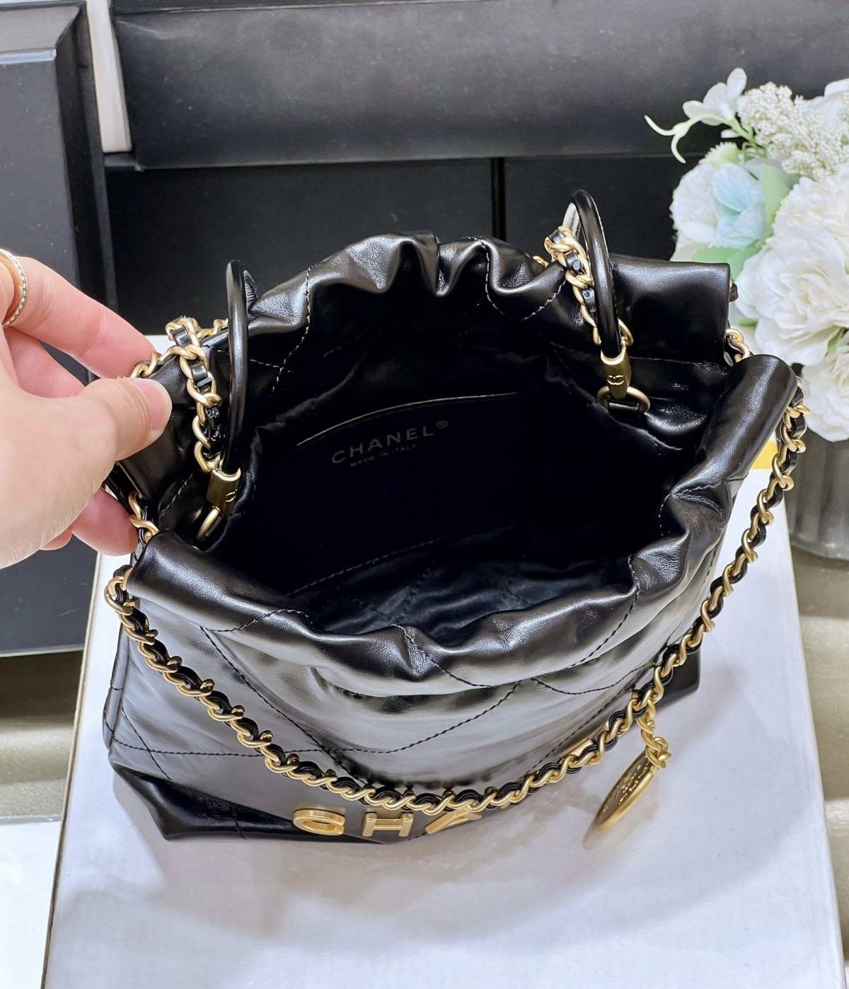 Ellebag’s Masterful Recreation of the Chanel 22 Mini Bag in Black Lambskin with Gold Hardware(2024 Dec Updated)-Best Quality Replica designer Bag factory in China