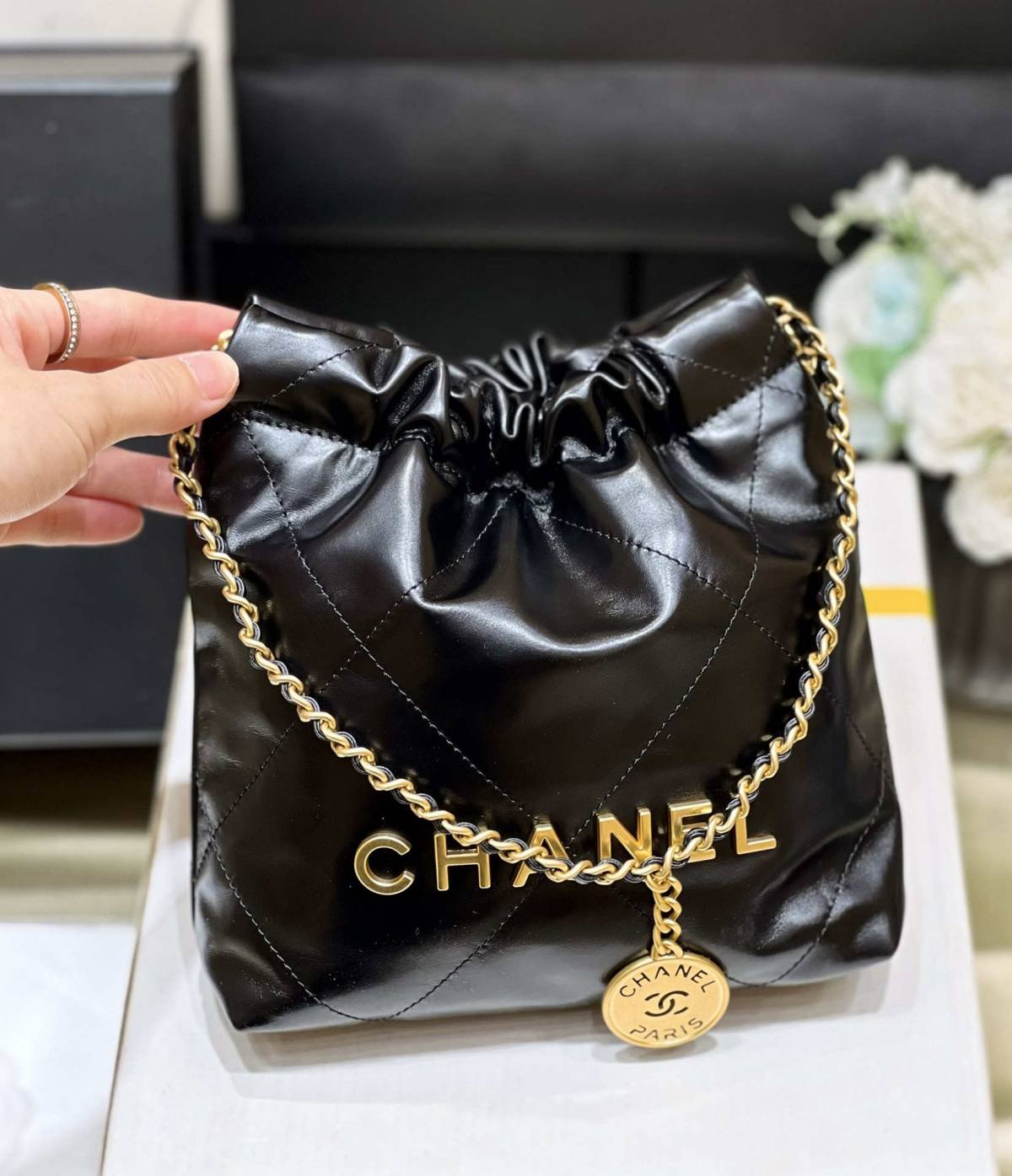 Ellebag’s Masterful Recreation of the Chanel 22 Mini Bag in Black Lambskin with Gold Hardware(2024 Dec Updated)-Best Quality Replica designer Bag factory in China