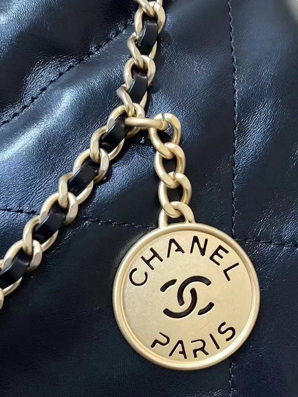 Ellebag’s Masterful Recreation of the Chanel 22 Mini Bag in Black Lambskin with Gold Hardware(2024 Dec Updated)-Best Quality Replica designer Bag factory in China