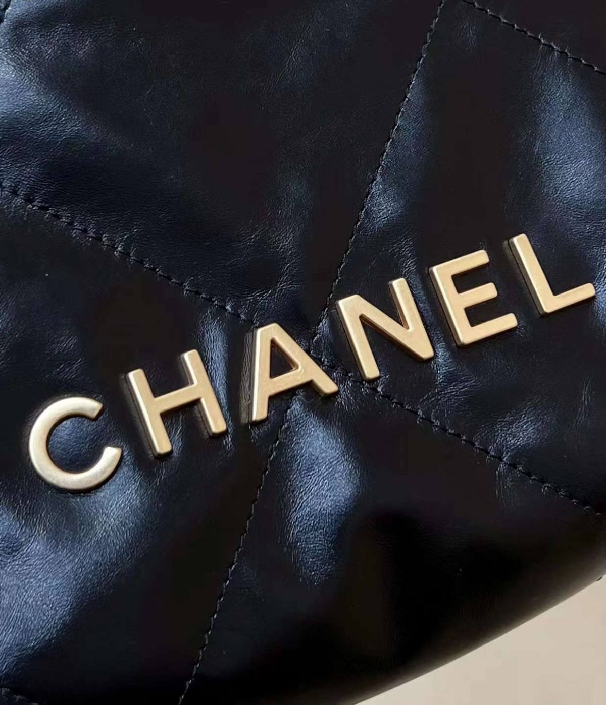 Ellebag’s Masterful Recreation of the Chanel 22 Mini Bag in Black Lambskin with Gold Hardware(2024 Dec Updated)-Best Quality Replica designer Bag factory in China