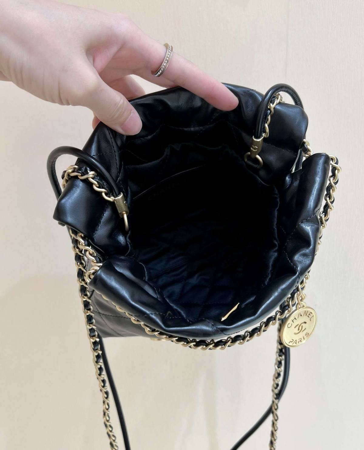 Ellebag’s Masterful Recreation of the Chanel 22 Mini Bag in Black Lambskin with Gold Hardware(2024 Dec Updated)-Best Quality Replica designer Bag factory in China