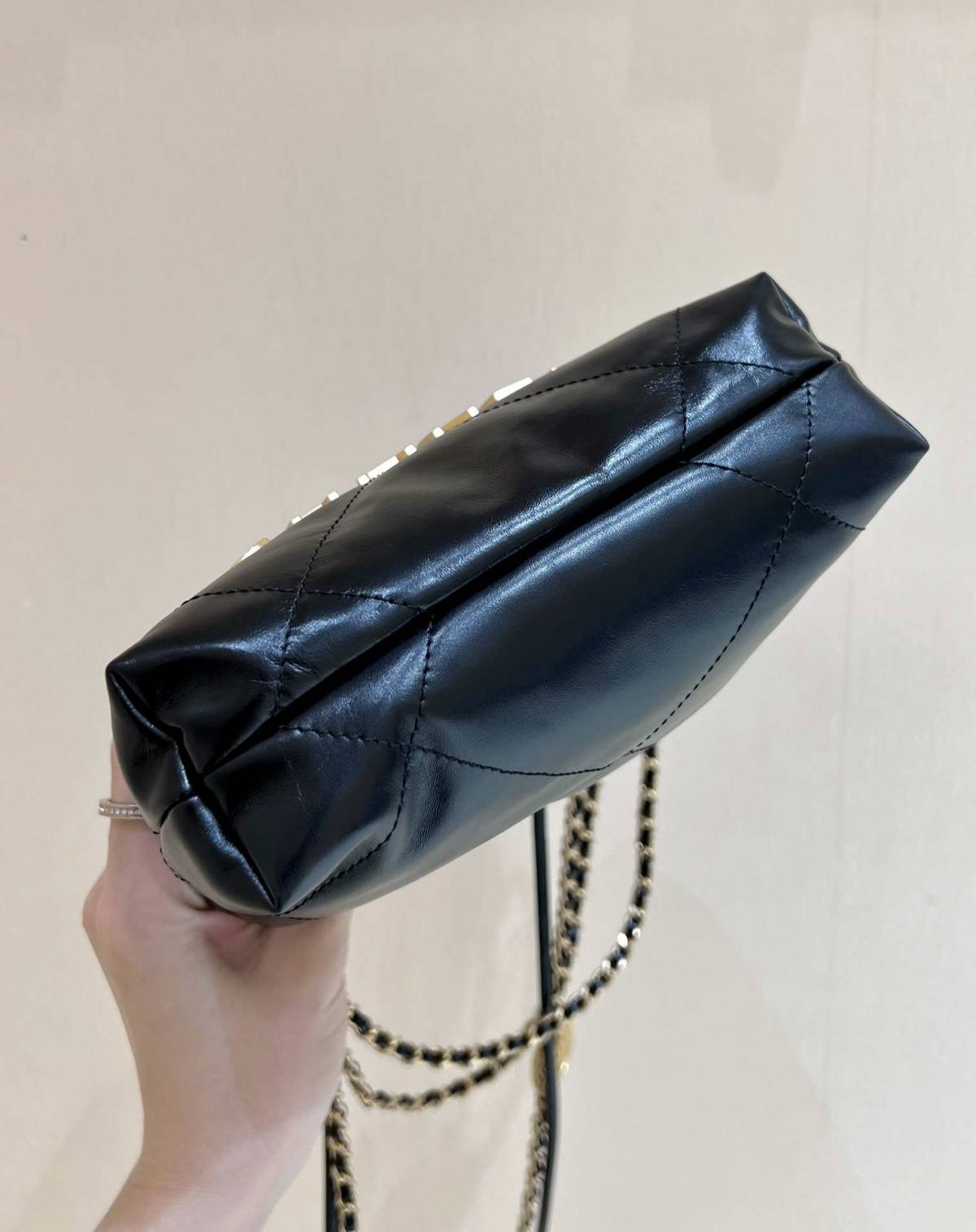 Ellebag’s Masterful Recreation of the Chanel 22 Mini Bag in Black Lambskin with Gold Hardware(2024 Dec Updated)-Best Quality Replica designer Bag factory in China