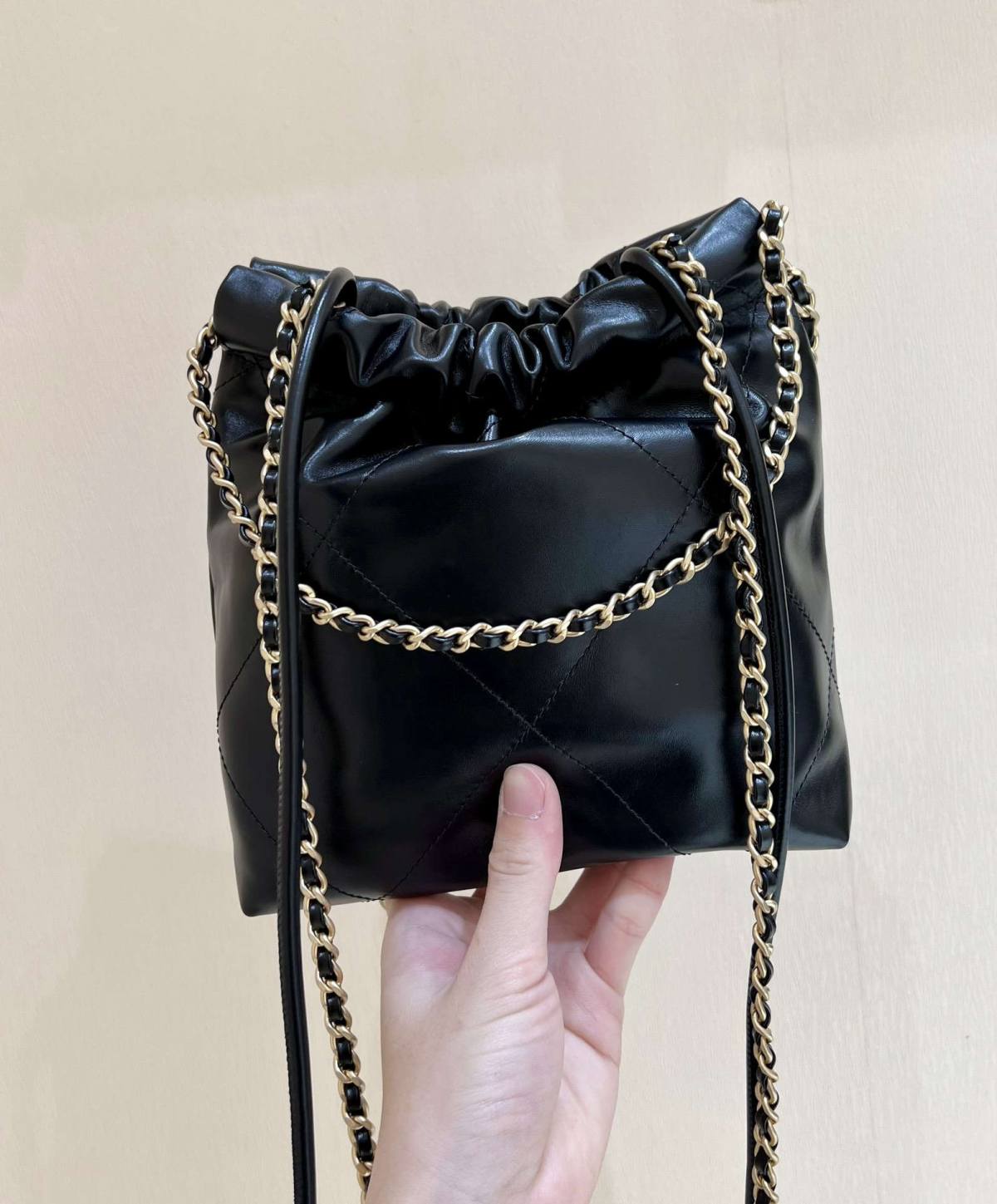 Ellebag’s Masterful Recreation of the Chanel 22 Mini Bag in Black Lambskin with Gold Hardware(2024 Dec Updated)-Best Quality Replica designer Bag factory in China