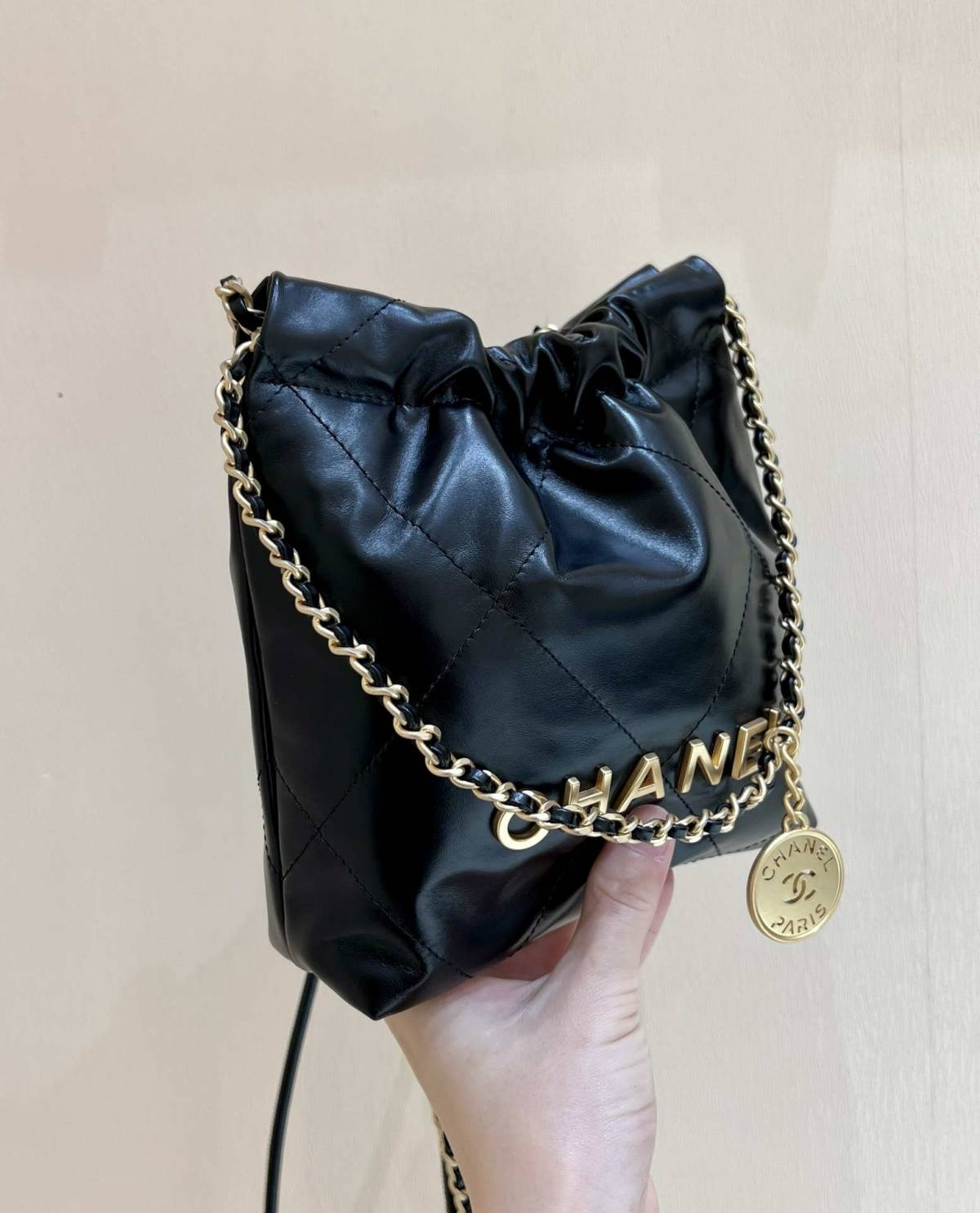 Ellebag’s Masterful Recreation of the Chanel 22 Mini Bag in Black Lambskin with Gold Hardware(2024 Dec Updated)-Best Quality Replica designer Bag factory in China